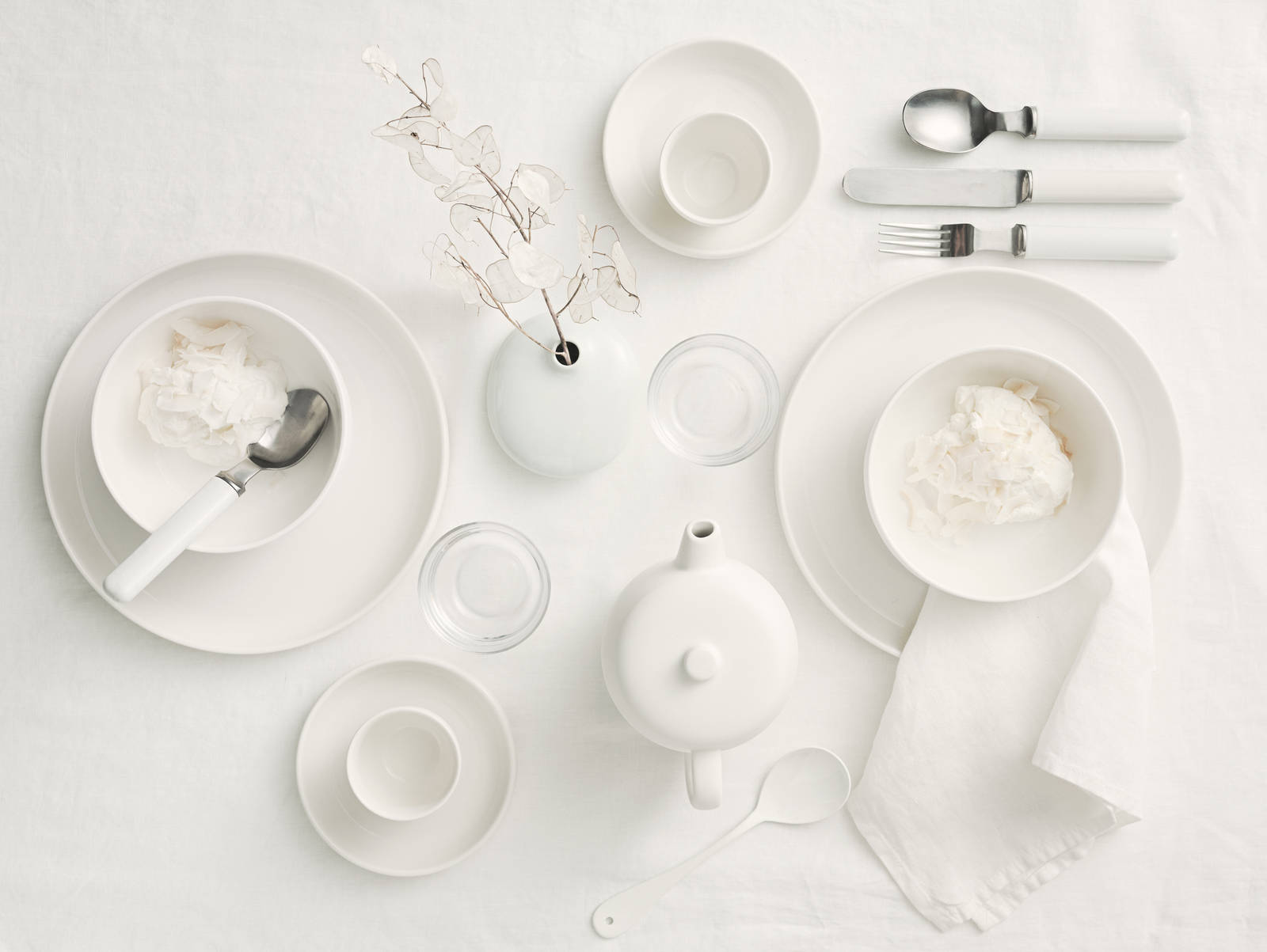 Ønsker du en krisp og fresh følelse går du for helhvitt bord. Hvitt gir en rolig og avslappet følelse.