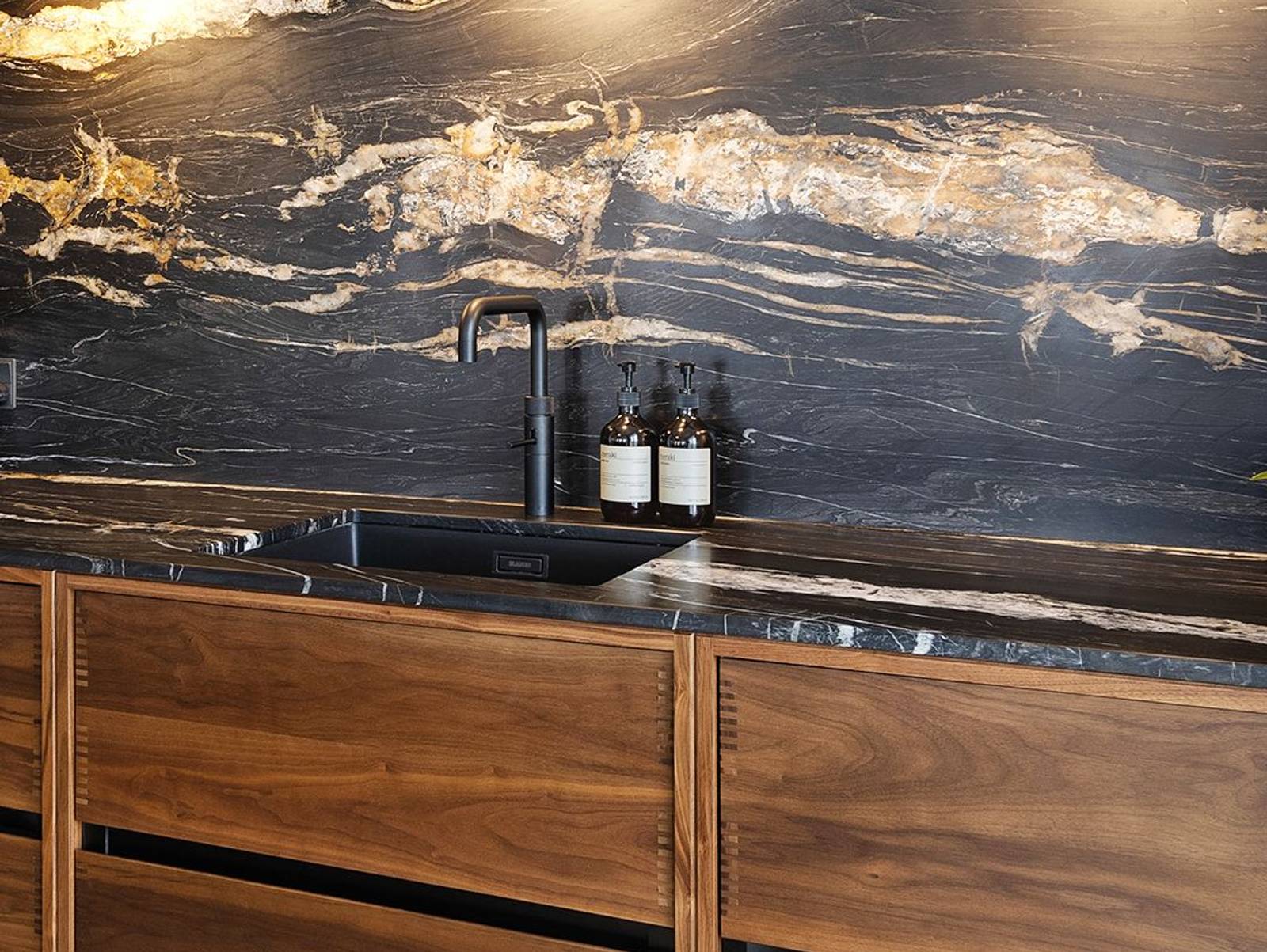 Elegant yet dramatic backsplash in Belvedere granite