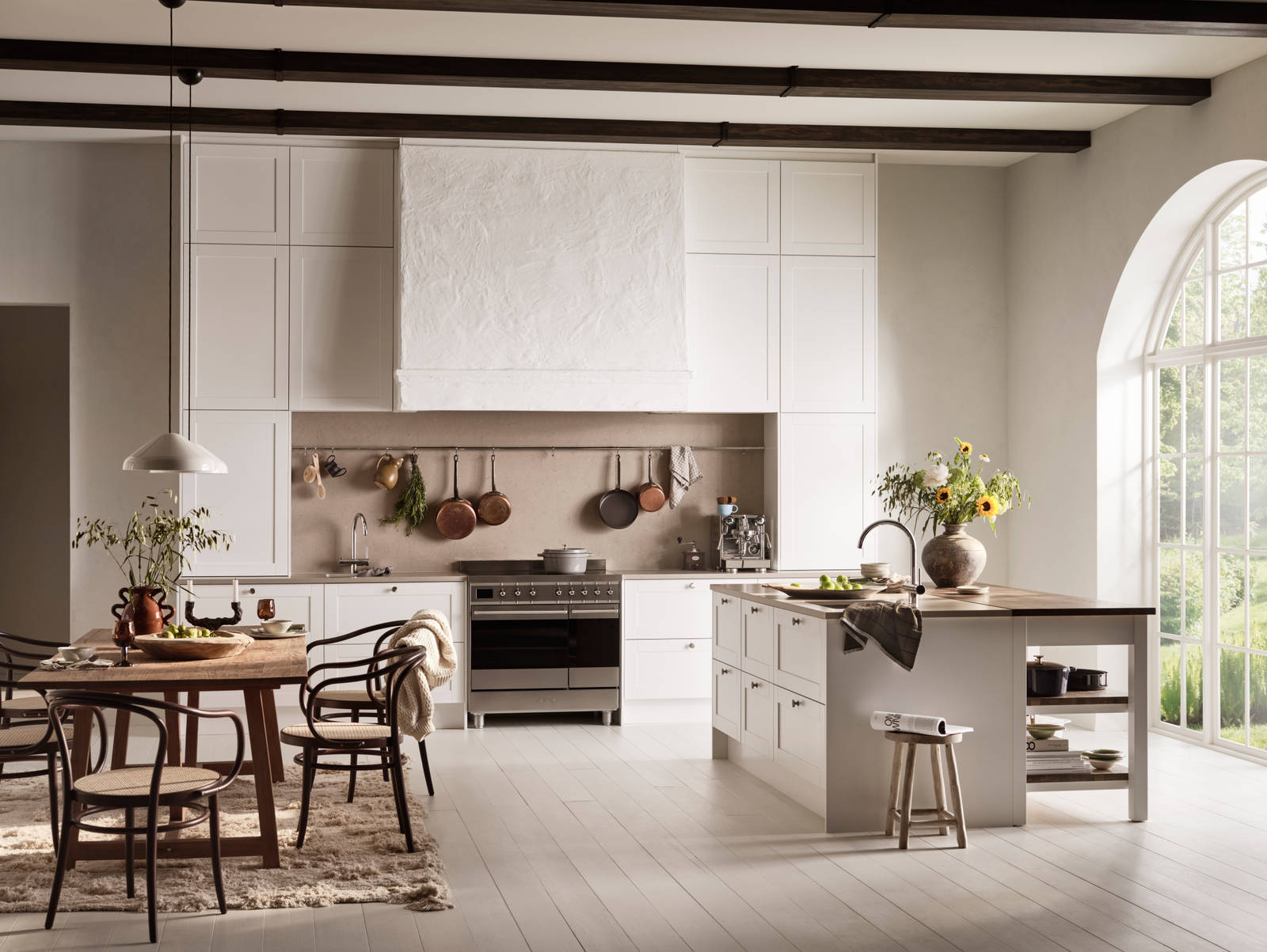Marbodal Form Frost- ett modernt lantligt kök med köksö stänkskydd samt bänkskiva i kvartskomposit och massiv träskiva