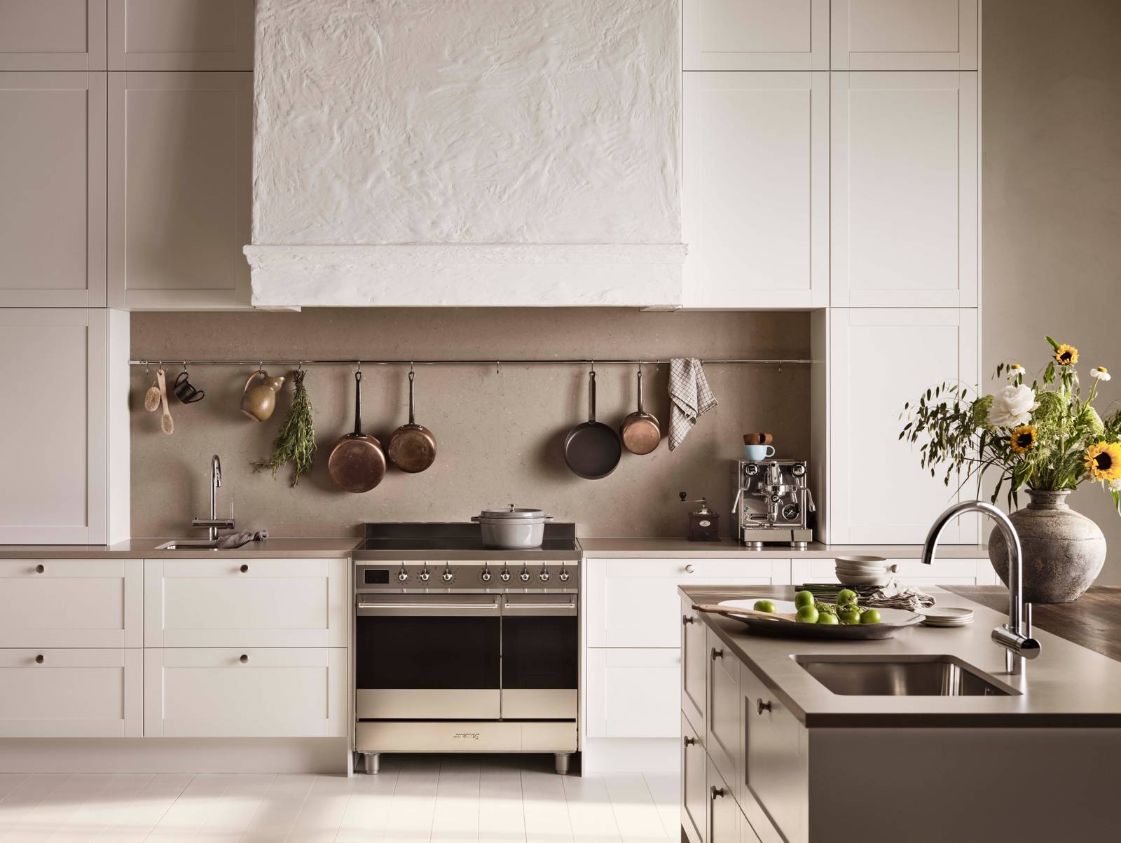 Scala er en tidløs kjøkkenmodell med sine karakteristiske slette fyllinger. Modellen passer like godt til moderne som klassiske kjøkken.