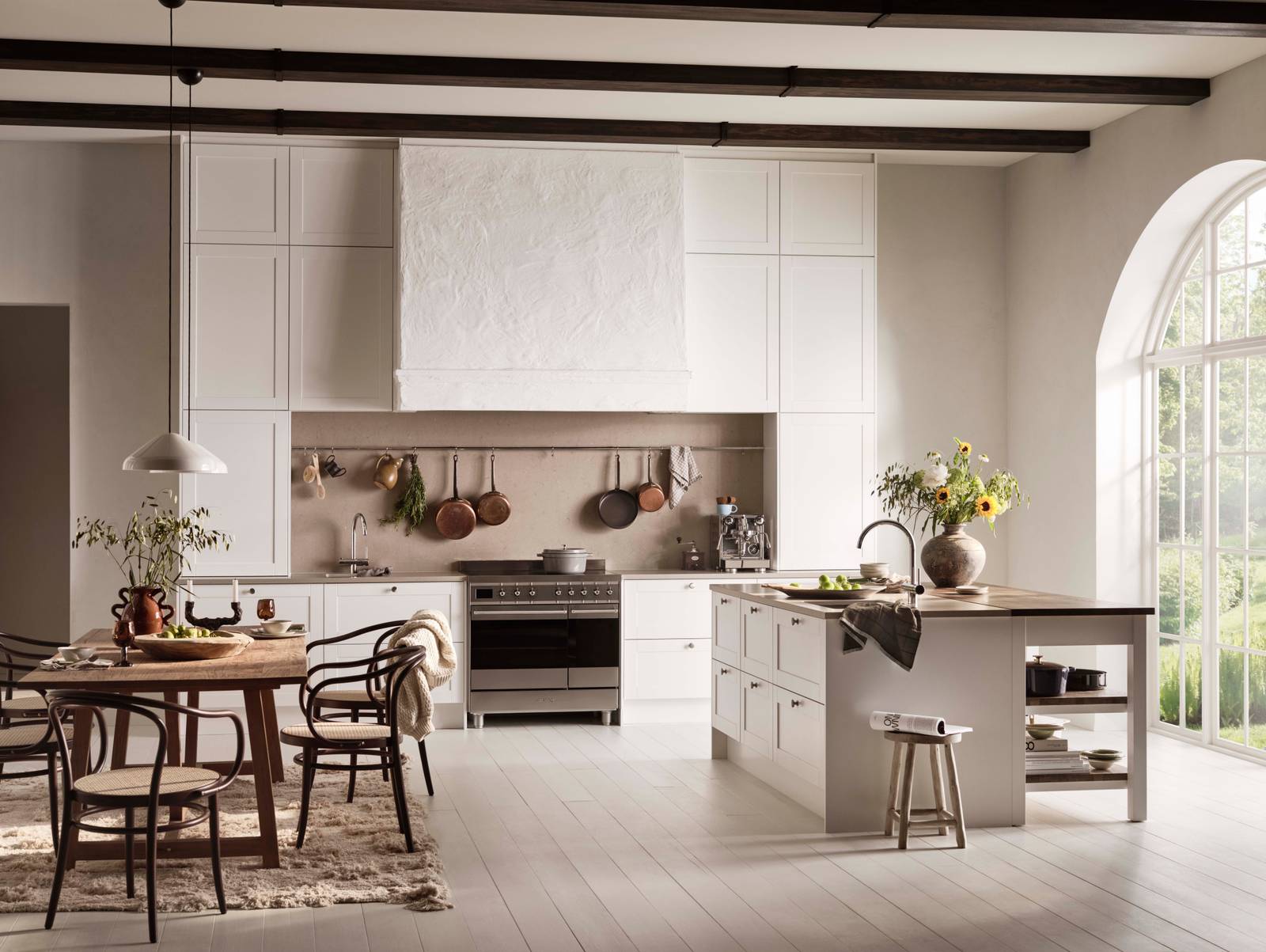 Scala er en tidløs kjøkkenmodell med sine karakteristiske slette fyllinger. Modellen passer like godt til moderne som klassiske kjøkken.