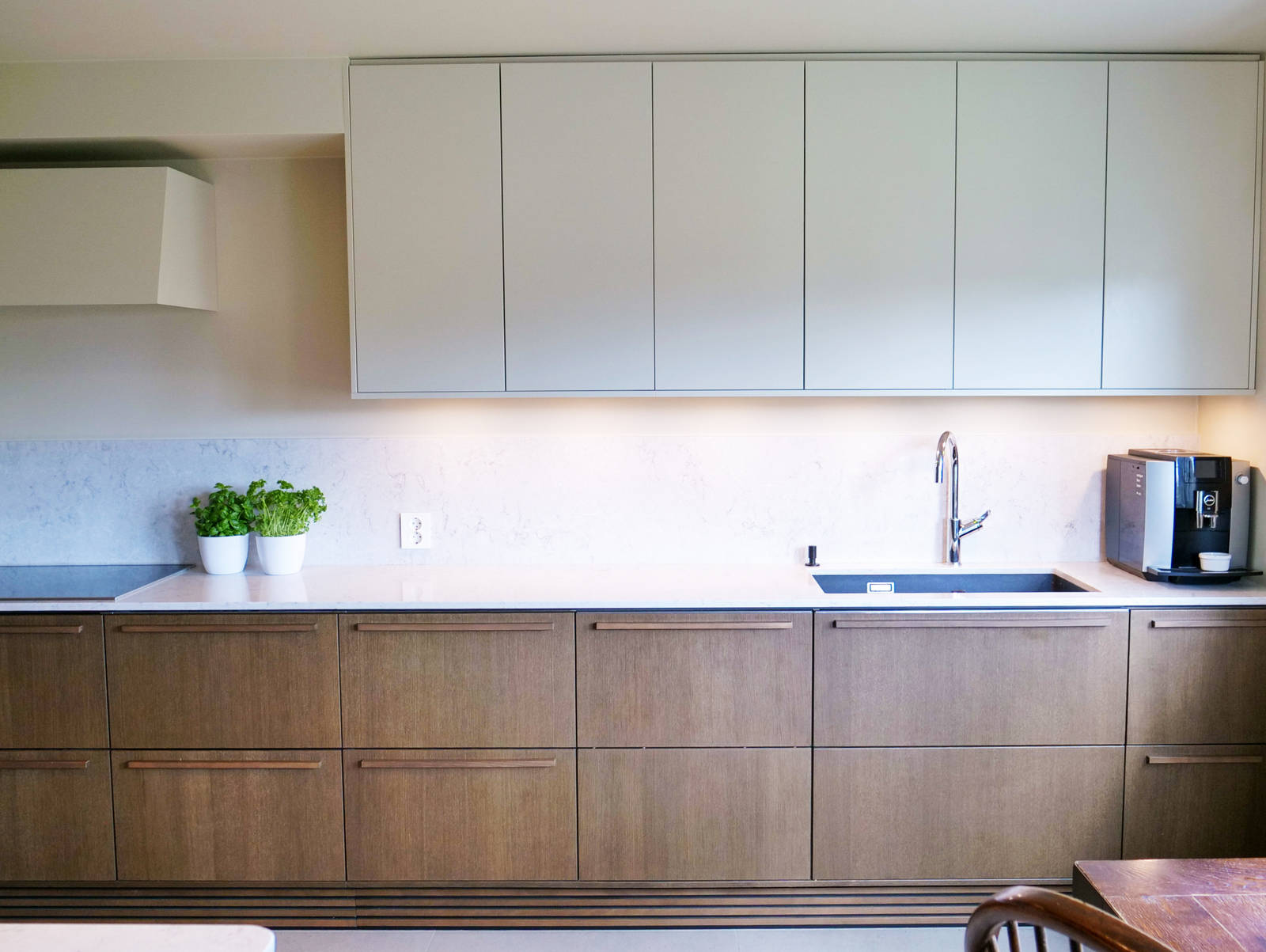 Kjøkkenet til Bente og Per Olav Fjell på slemdal kombinerer tre og malte fronter på en fin og naturlig måte.