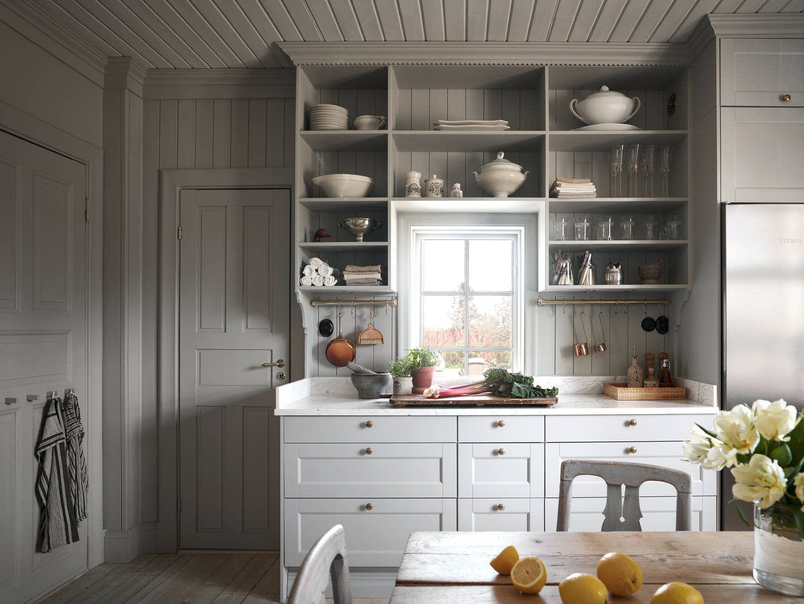 Klassiska köket Fagerö moln med öppen förvaring från Marbodal i sekelskiftesvilla med fantastiskt ljusinsläpp