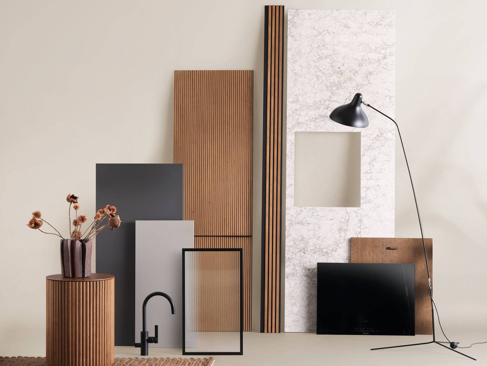 Køkkenlåge i rillet brunbejdset eg, vitrinelåge med rillet glas og sort metalramme, bordplade i hvid og grå marmor