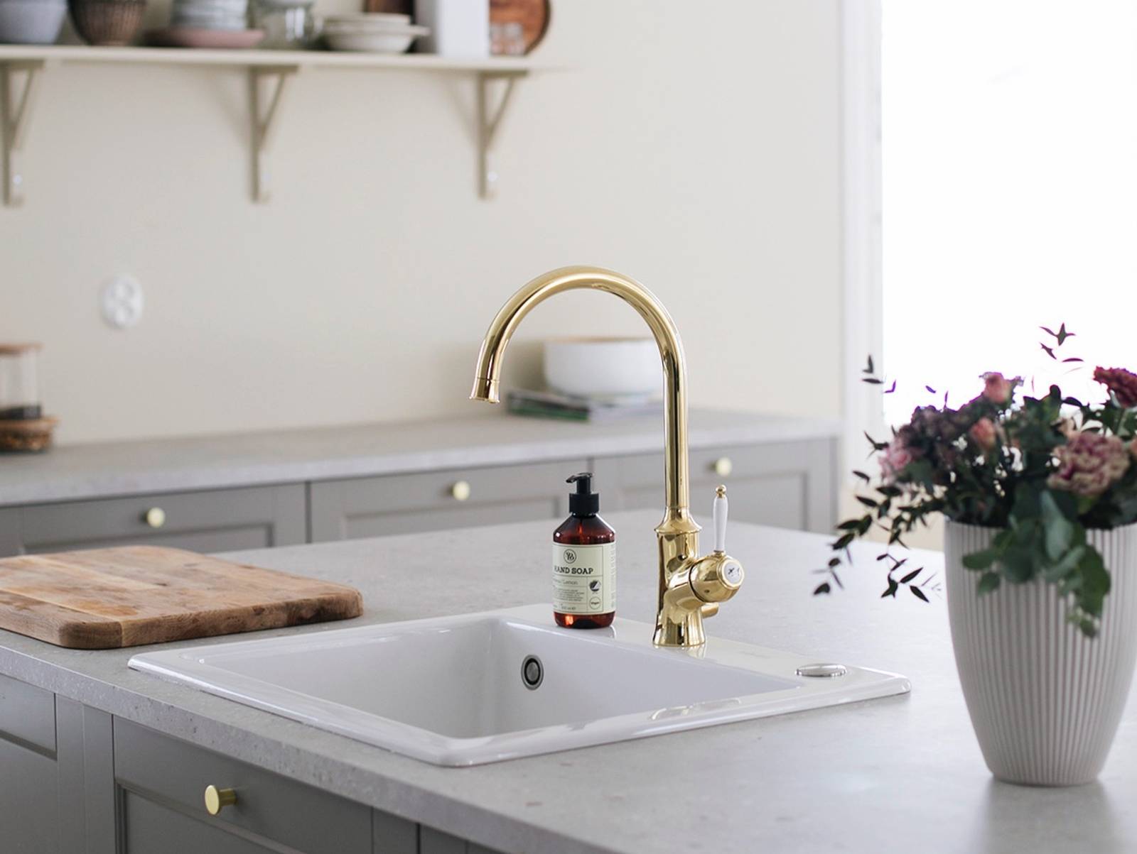 Ovimalli on Keittiömaailman Eerika, 61P, väri Luonto-värikokoelman Tähkä (Taupe)
Työtaso: vaalea Terrazzo, laminaatti.
Liesituuletin on Franke SMART DECO liesituuletin.
Franken valkoinen keraaminen pesuallas ja siihen yhdistettynä Damixan kirkas messinkinen hana.