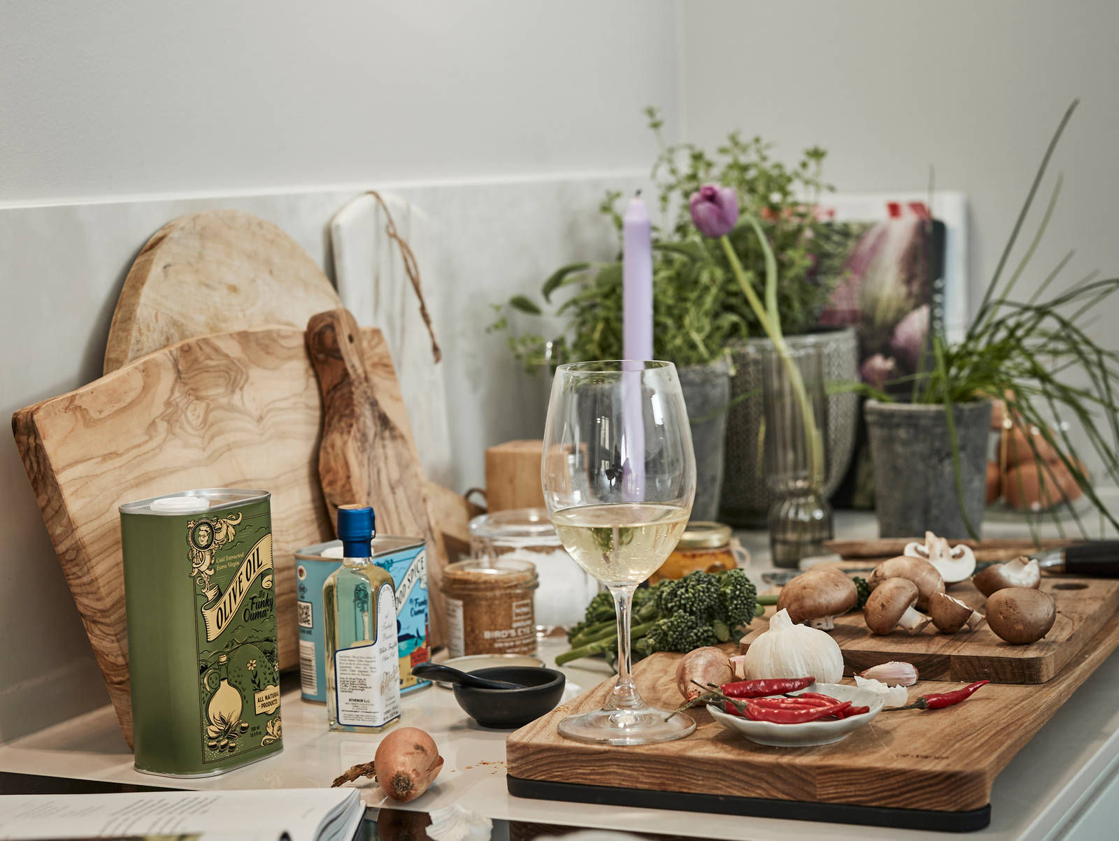 Ruoanlaittoa, keittiön kivitasoksi valikoitui 12 mm paksuinen Dektonin Helena-taso