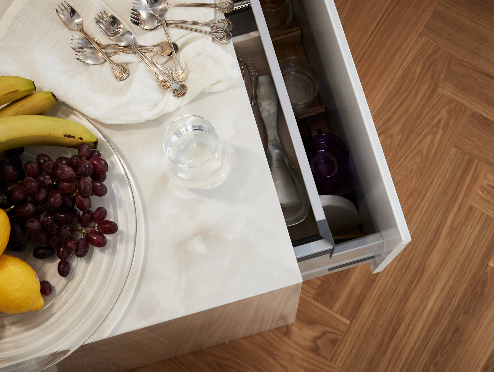 Keittiön kivitasoksi valikoitui 12 mm paksuinen Dektonin Helena-taso