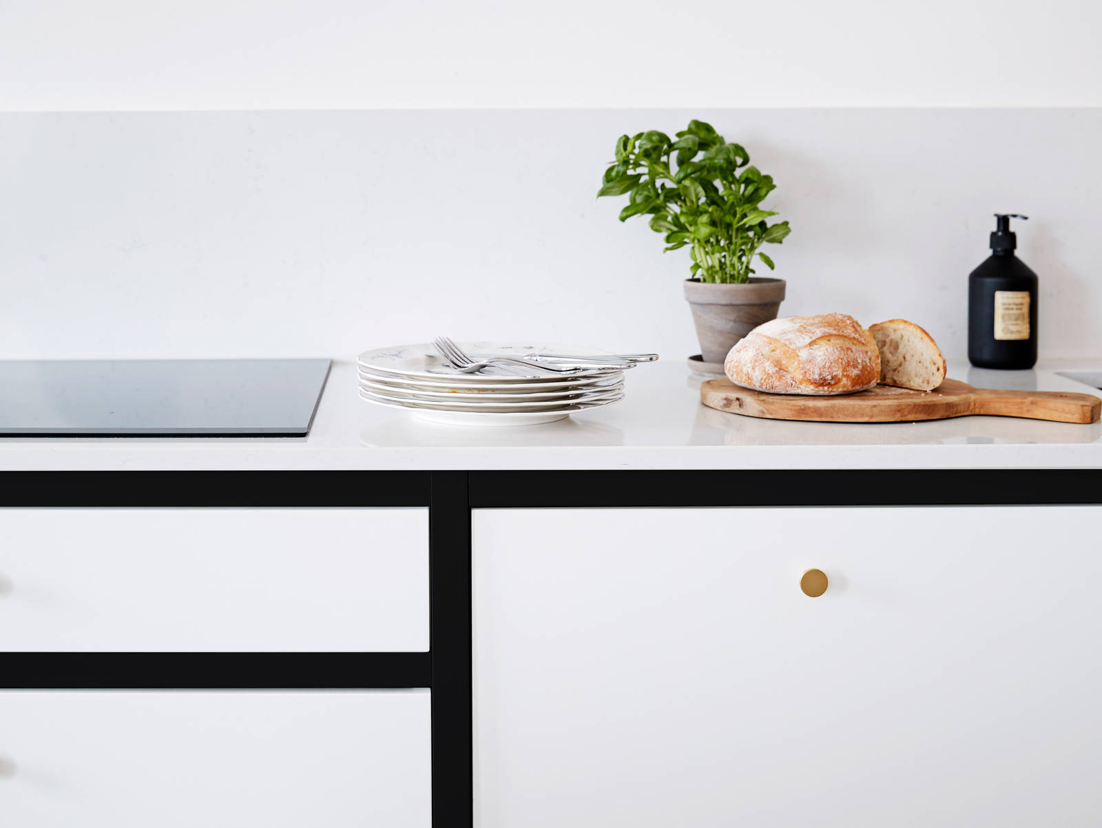 Laulaja Jannan keittiö koki täydellisen muodonmuutoksen päivittymällä vaaleaan ja avonaiseen keittiöön Huurre-Luontovärillä.