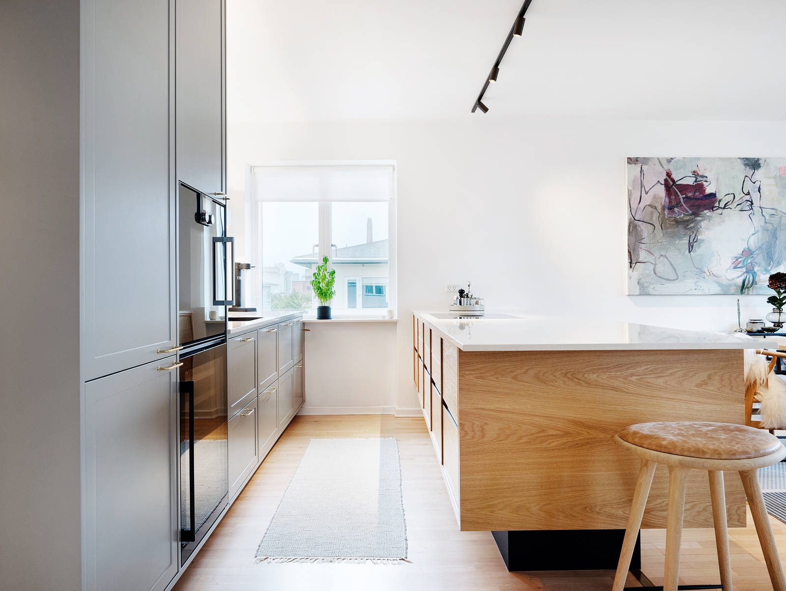 Bespoke kitchen in oak and stone gray in Scandinavian style