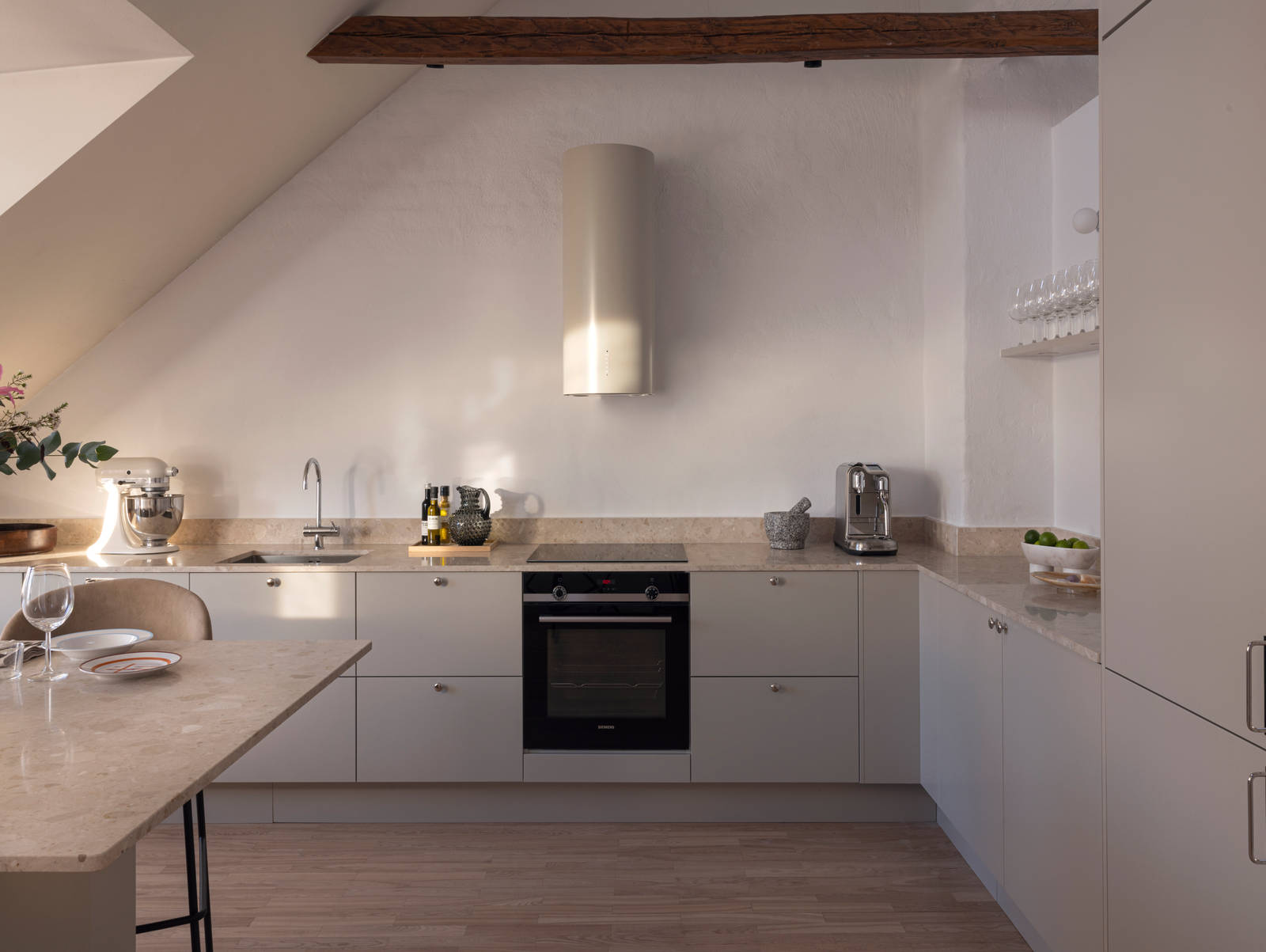 Beige køkken Athena Sand fra INVITA