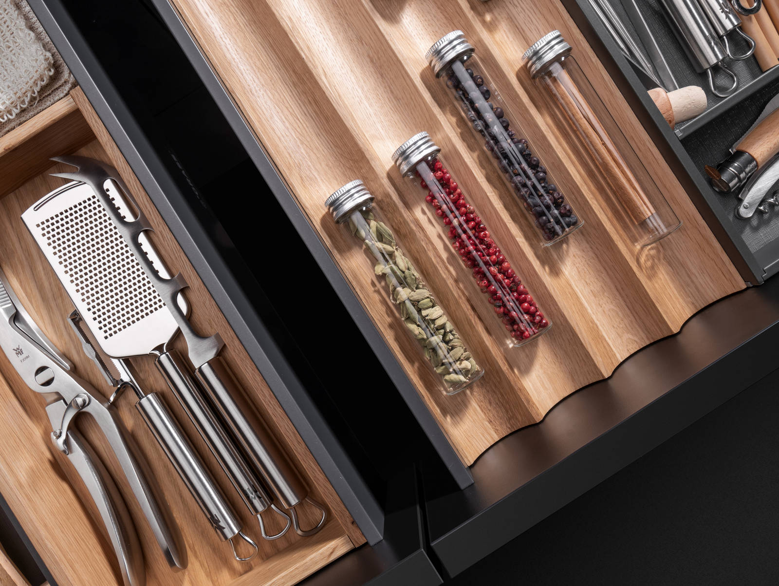 Innredningssystemet til V8-skuffene er ganske enkelt smart. Ved hjelp av kun 3 hovedinndelere i stål og innrednings-komponenter i eik har man mange kombinasjonsmuligheter.