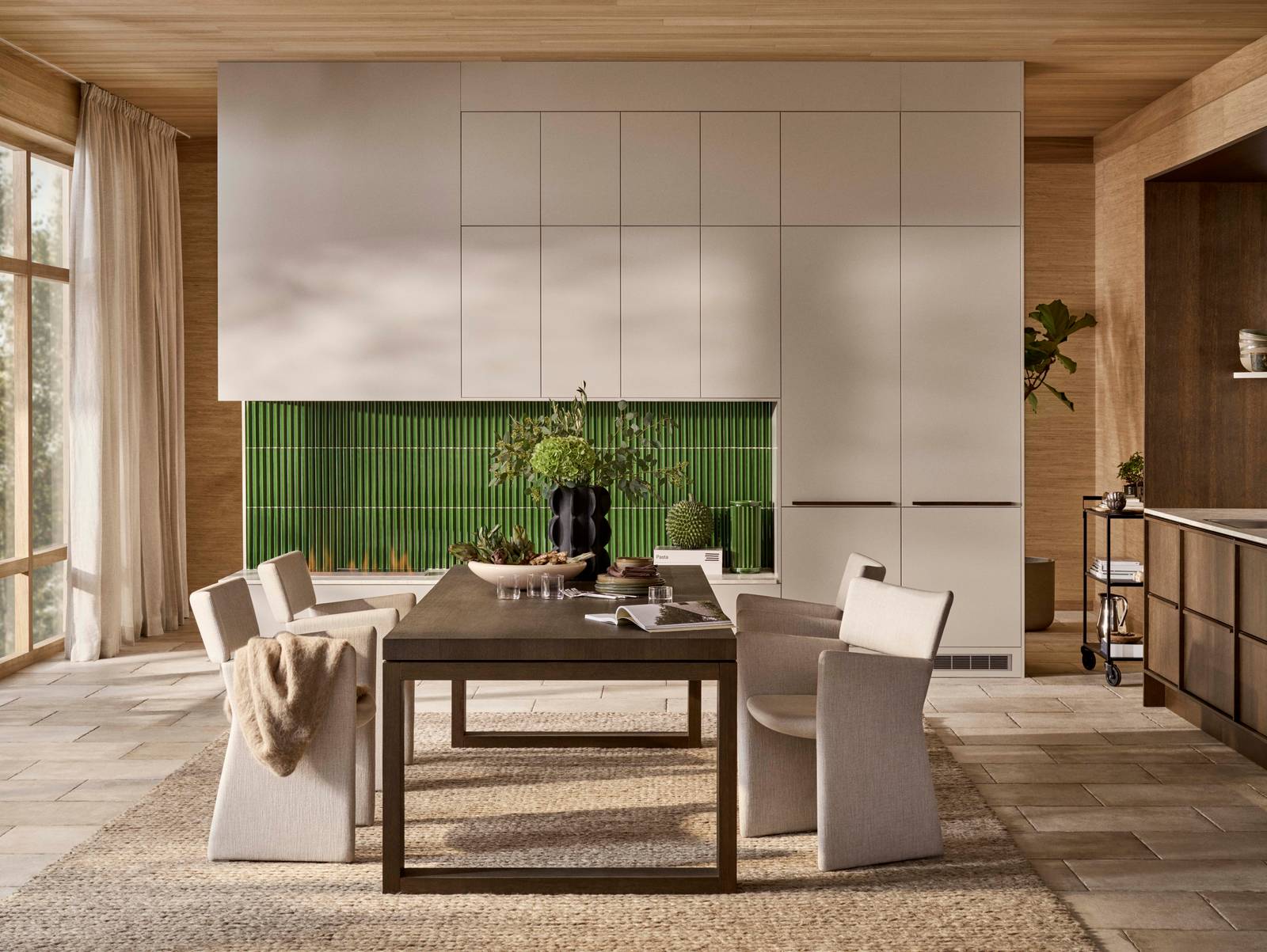 Ved å kombinere kjøkkenmodellen Line i fargen Korn og Signatur Nøtt har vi fått frem et lekent og inspirerende kjøkken med rom for ro og sosiale samvær.