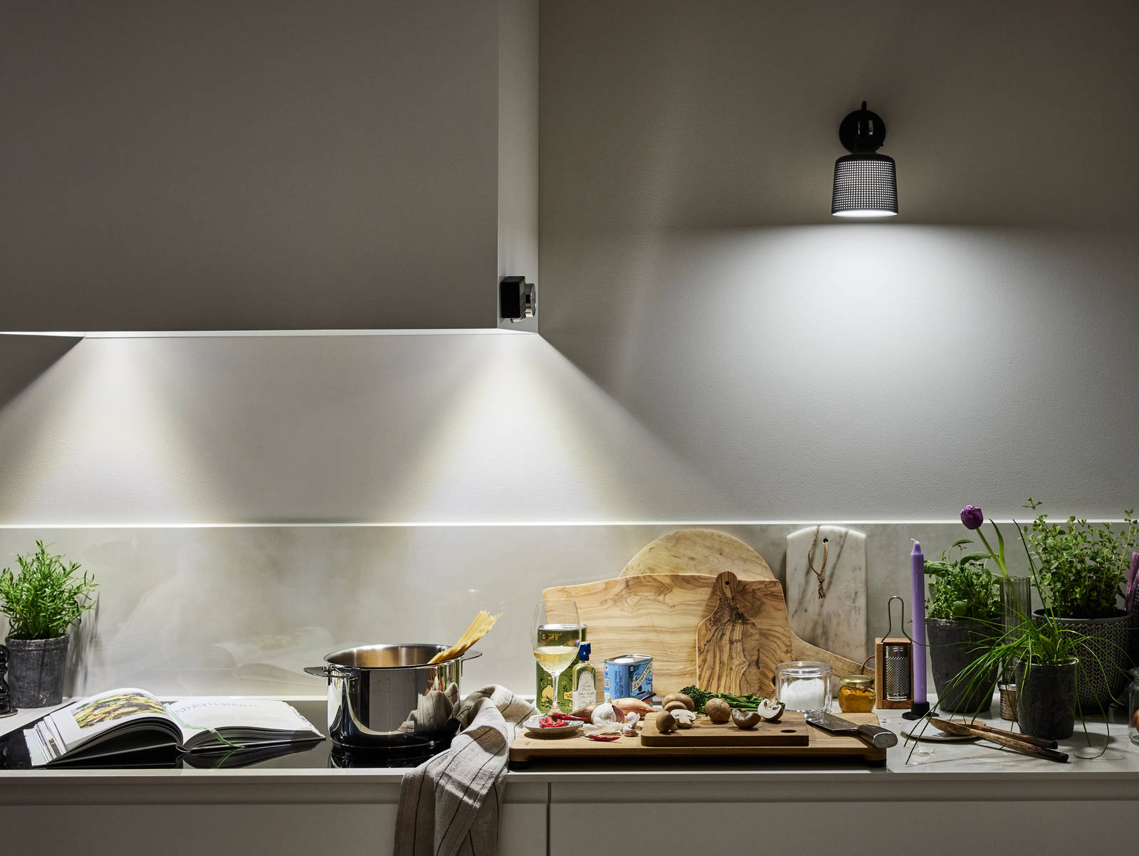 Ovet 279,969 ja saarekkeen takana 965. taso Dekton Helena, allas MX-70, hana Oras 3031F, koneet Miele