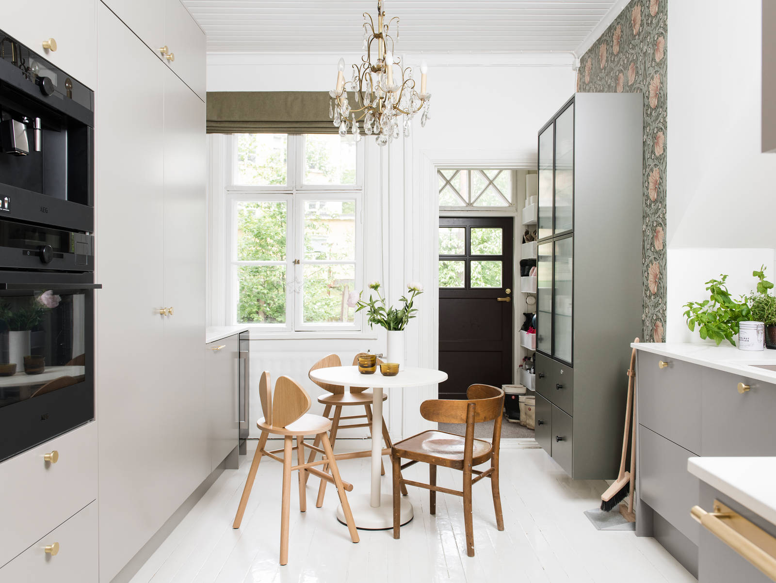 Kaapit Tähkä
Vitriini Sammal
Taso Ylämaan graniitti Dekton Entzo, aamiaiskaapin sisällä laminaatti 20 mm, väri 631