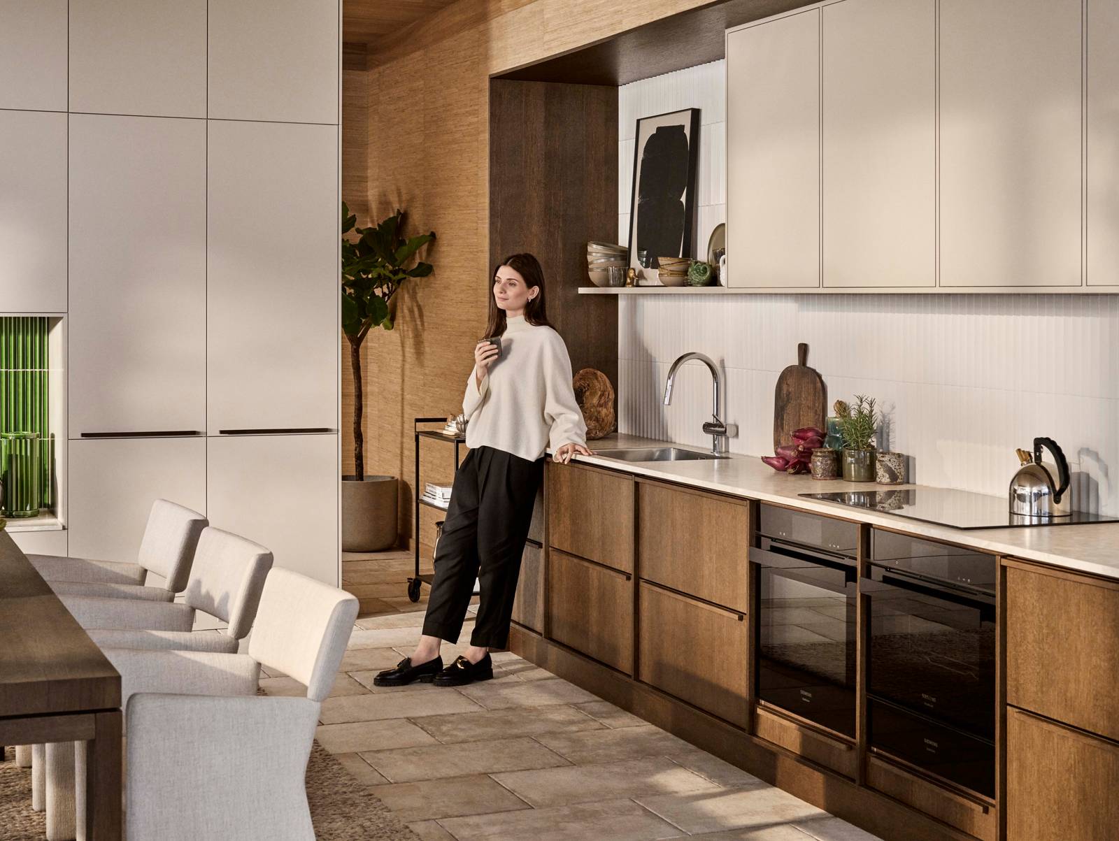 Ved å kombinere kjøkkenmodellen Line i fargen Korn og Signatur Nøtt har vi fått frem et lekent og inspirerende kjøkken med rom for ro og sosiale samvær.