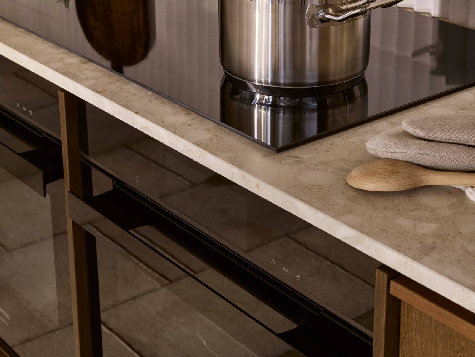 Ved å kombinere kjøkkenmodellen Line i fargen Korn og Signatur Nøtt har vi fått frem et lekent og inspirerende kjøkken med rom for ro og sosiale samvær.