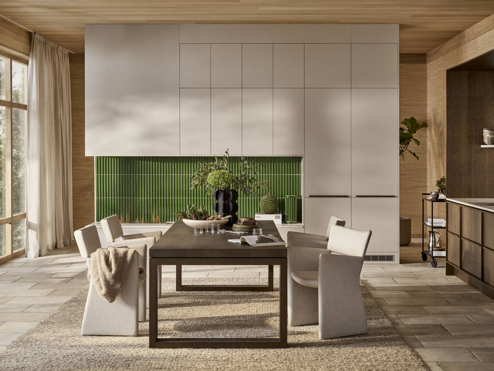 Mørk eg køkkenbænk Forever Oak fra INVITA kombineret med overskaber og højskaber Athena Sand, fliser, bordplade og massiv ek håndtag, ovn og dampovn fra Siemens