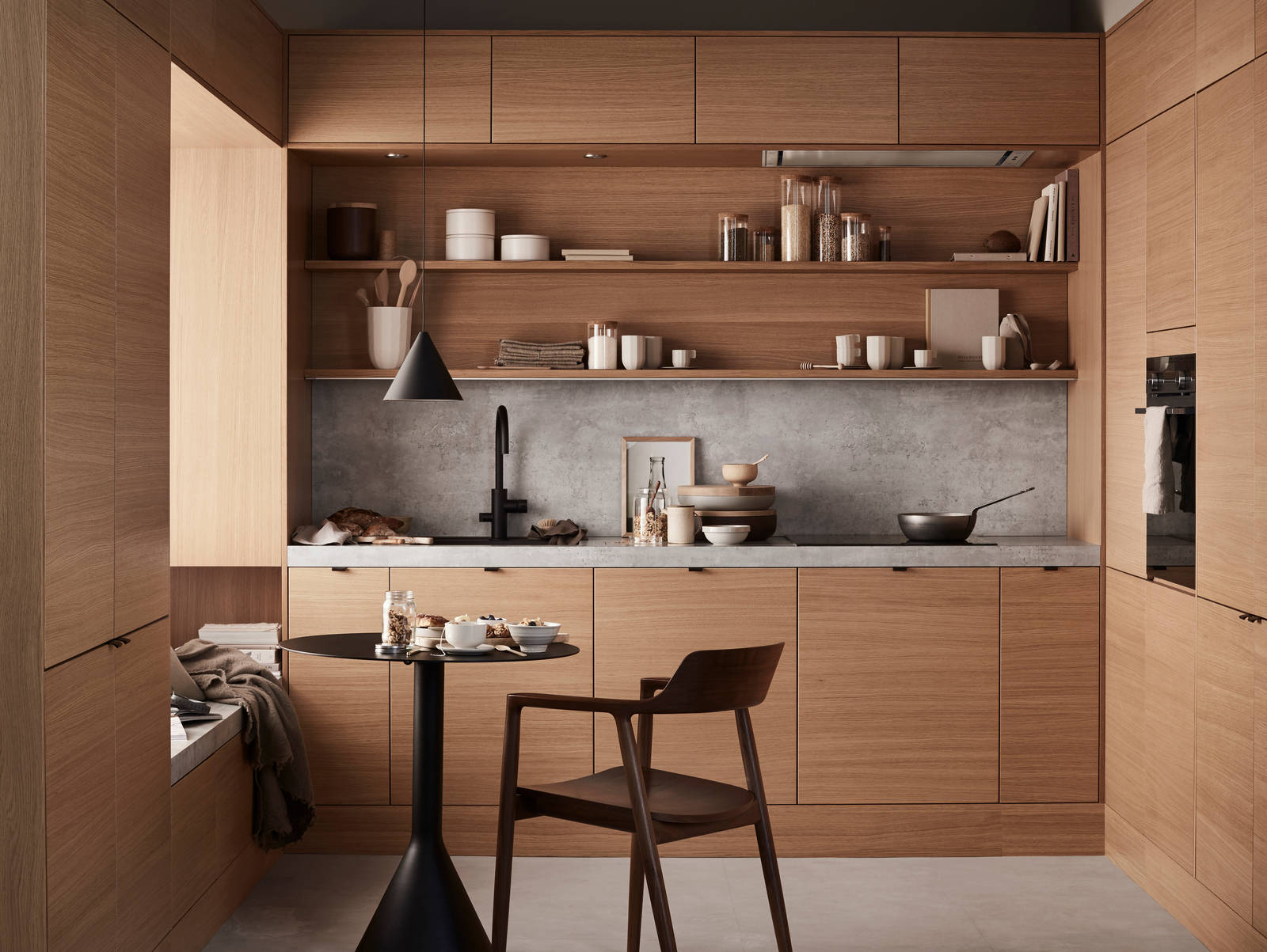 Finér eg natur køkken Athena fra INVITA i finér eg natur, med matchende væghylder, laminat bordplade og splashback med betonmotiv, sort håndtag, vandhane og vask