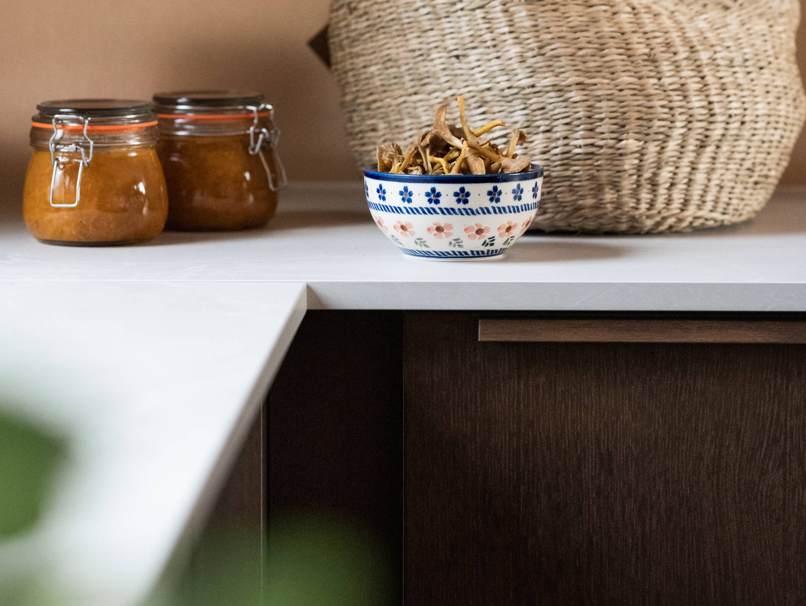 Nordic nature tammiviilukeittiön kulmakaapit, joissa säilytystilaa kierrätystä varten, jotta säilytystilaa voidaan käyttää tehokkaasti kauniissa keittiössä