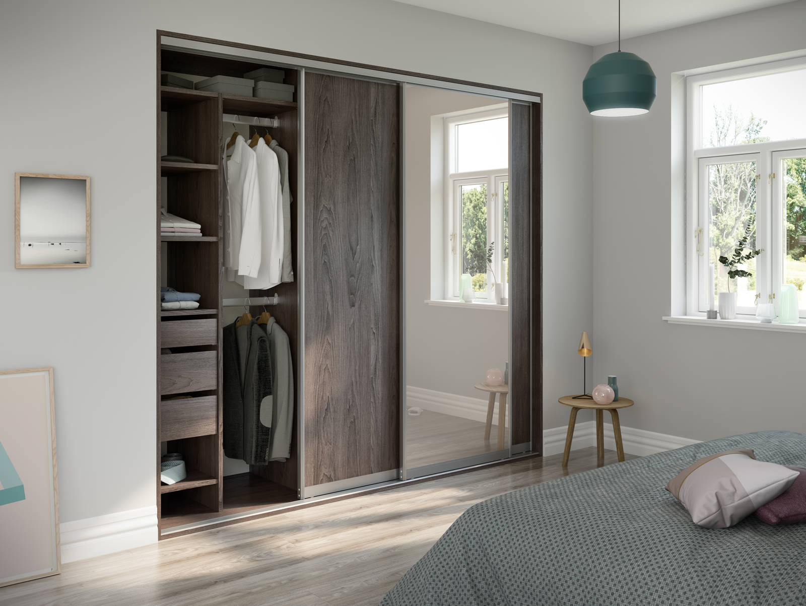 Garderobe i soveværelse med skydedøre i mørkt træ og spejlglas