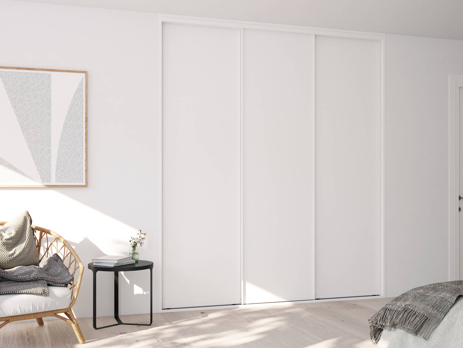 Garderobe i soveværelse med hvid skydedøre