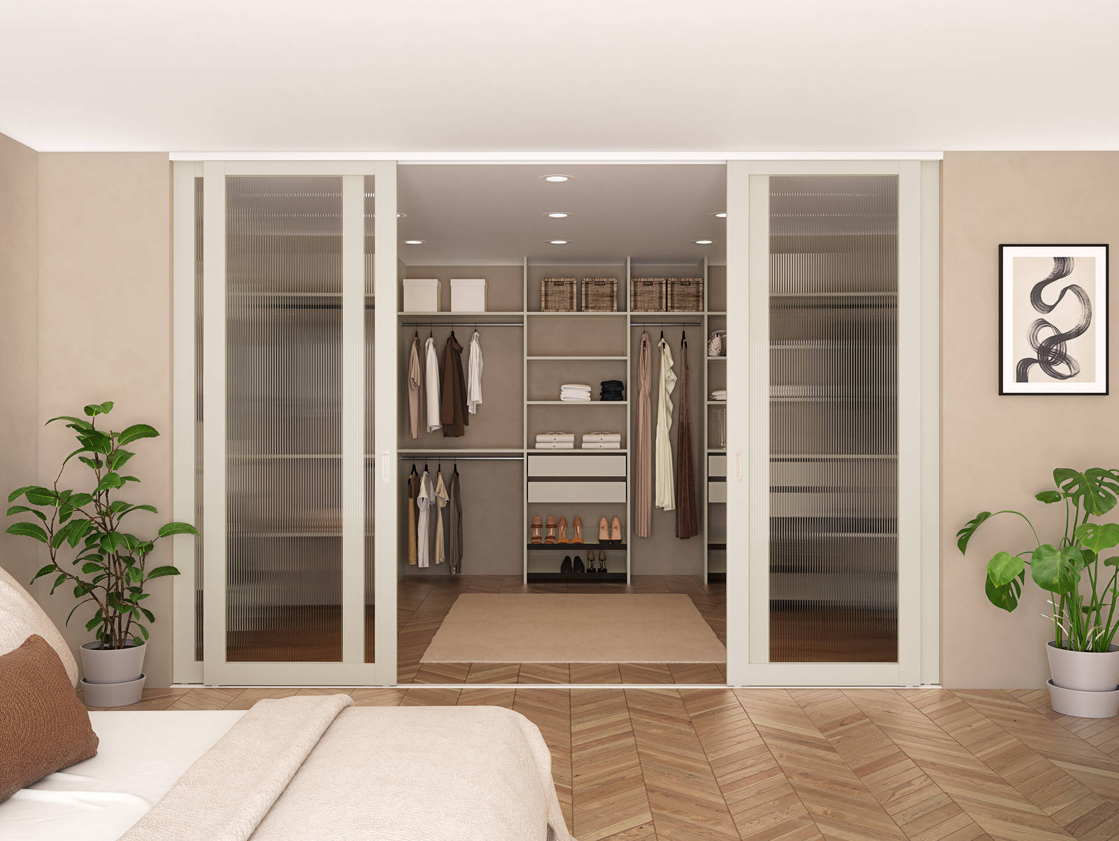 Walk-in garderobe med hvid interiør bag glasskydedøre med hvid ramme