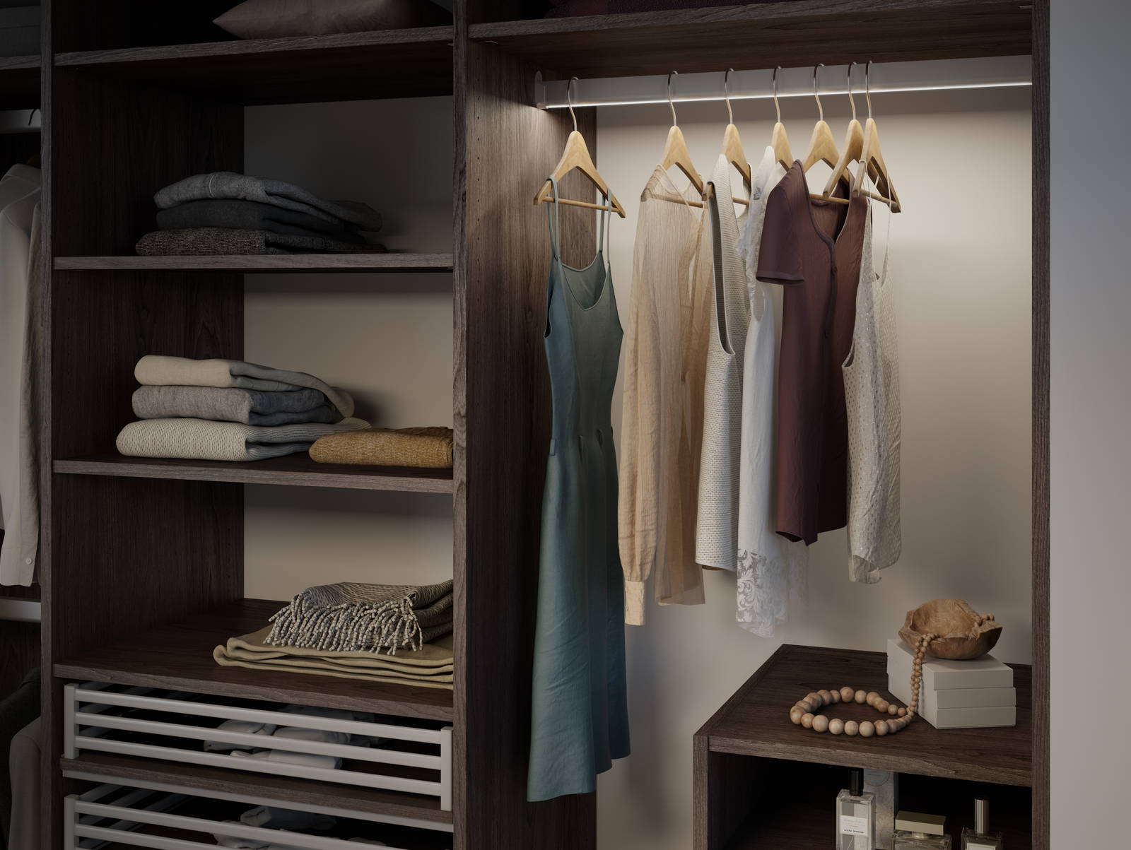 Nærbillede af mørkt træ garderobeinteriør