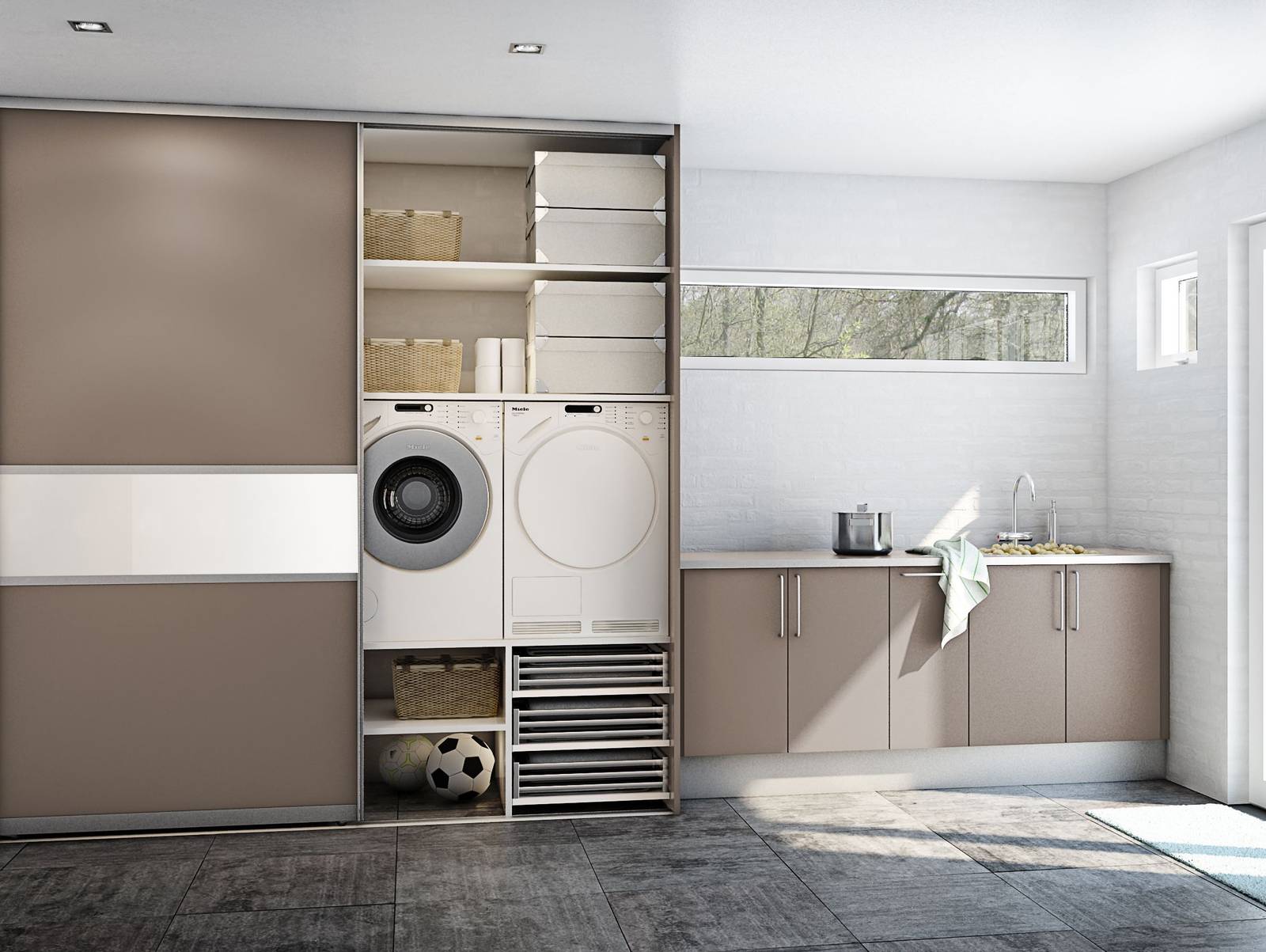 Vaskerum med bænk og højskab, indbygget vaskemaskine og tørretumbler i hylder bag skydedøre