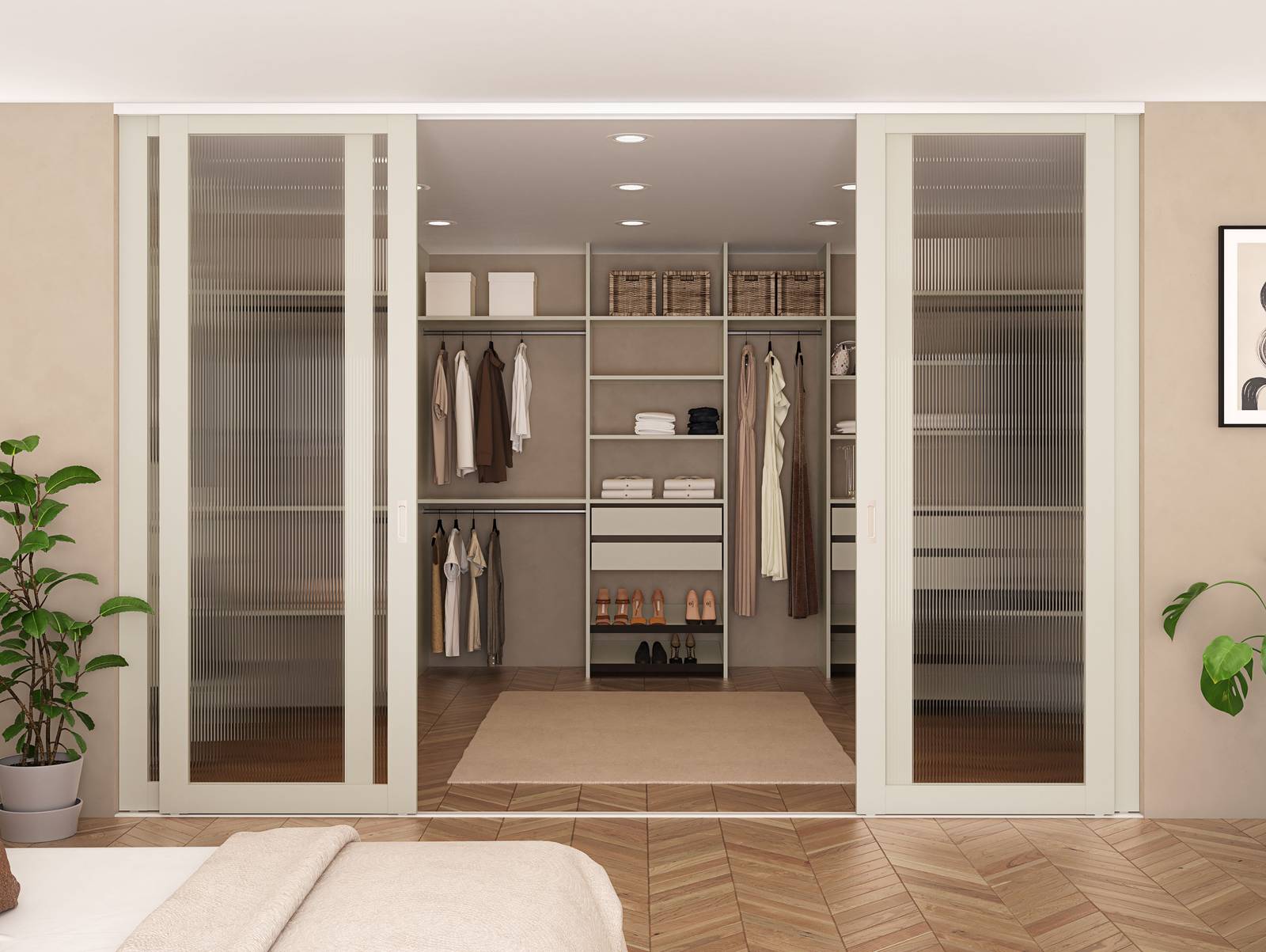 Walk-in garderobe med hvid interiør bag glasskydedøre med hvid ramme