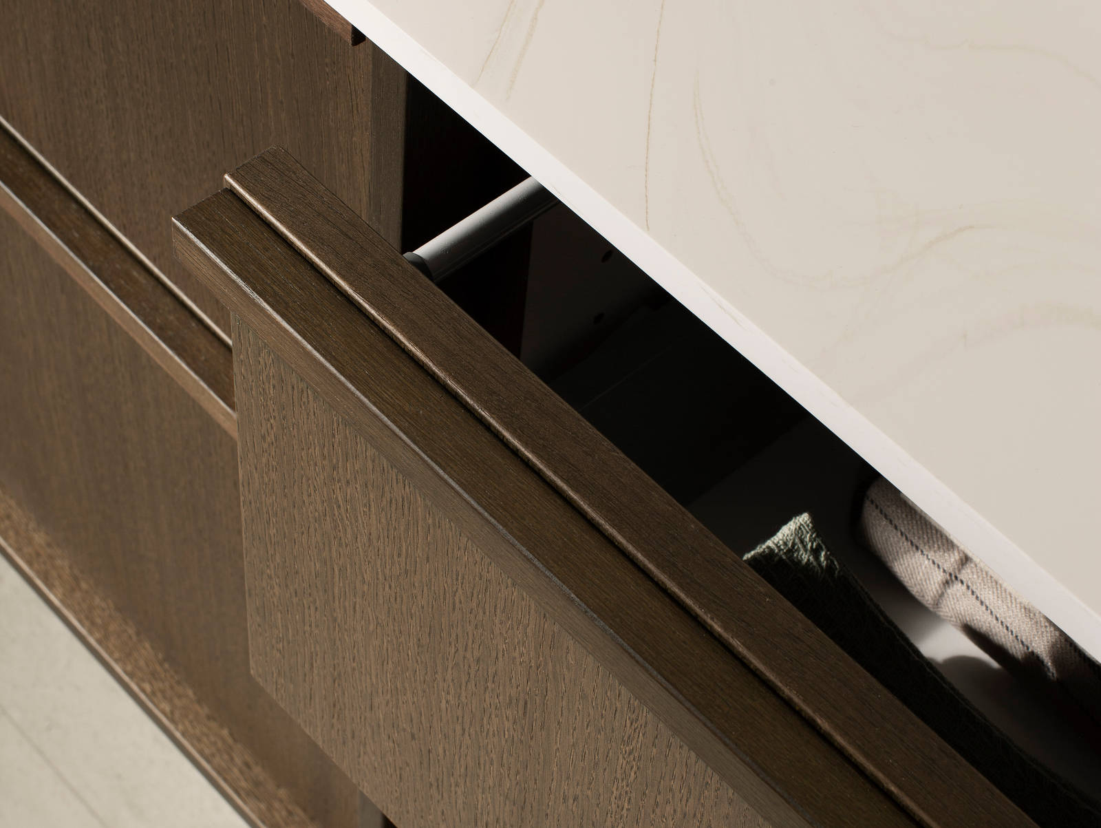 Nærbillede af åben badeværelseskuffe Forever Oak