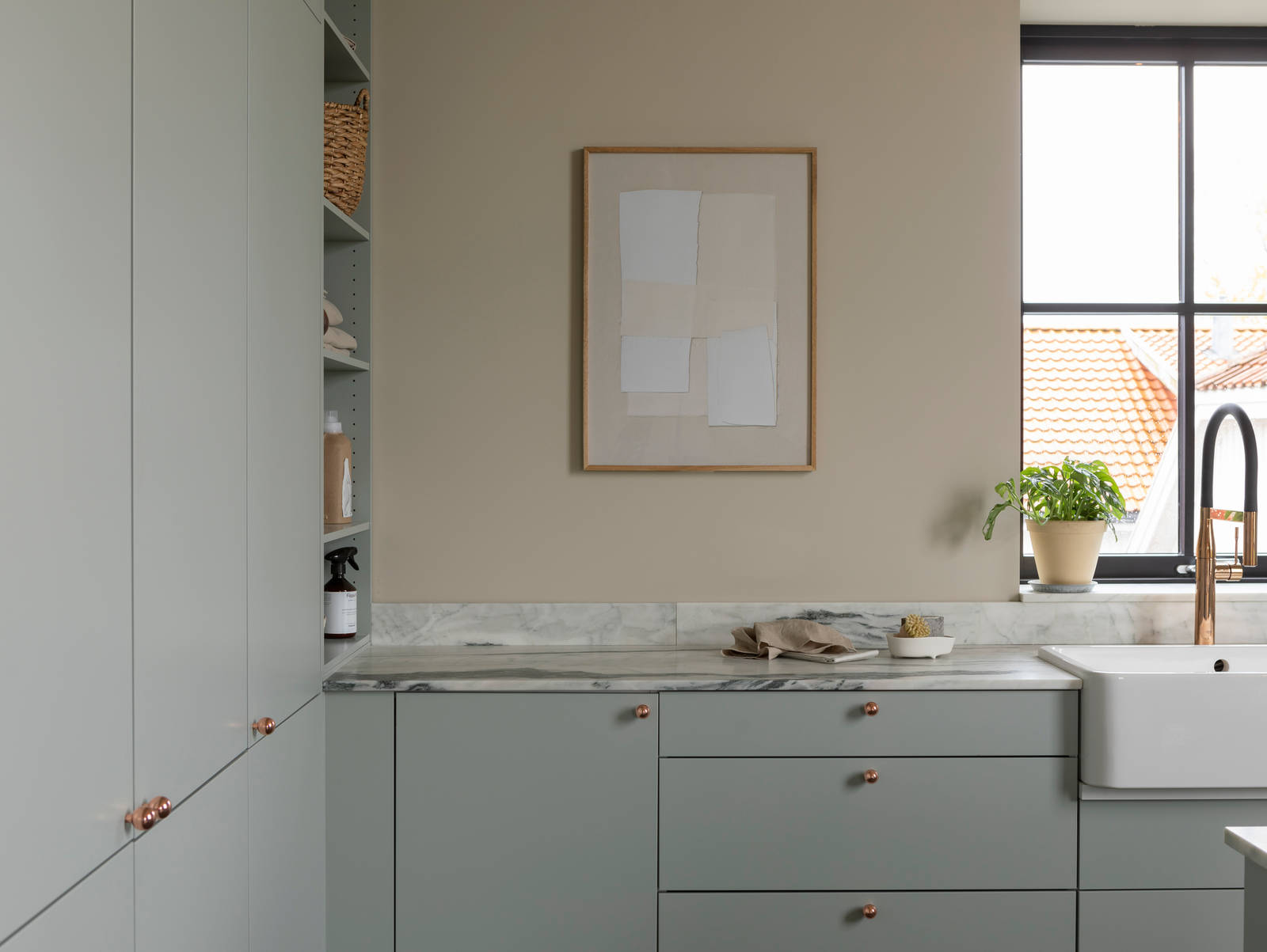 På 38 kvm har Kristin og Borgar Lindhjem laget et vaskerom utenom det vanlige med marmor og spreke fargevalg.