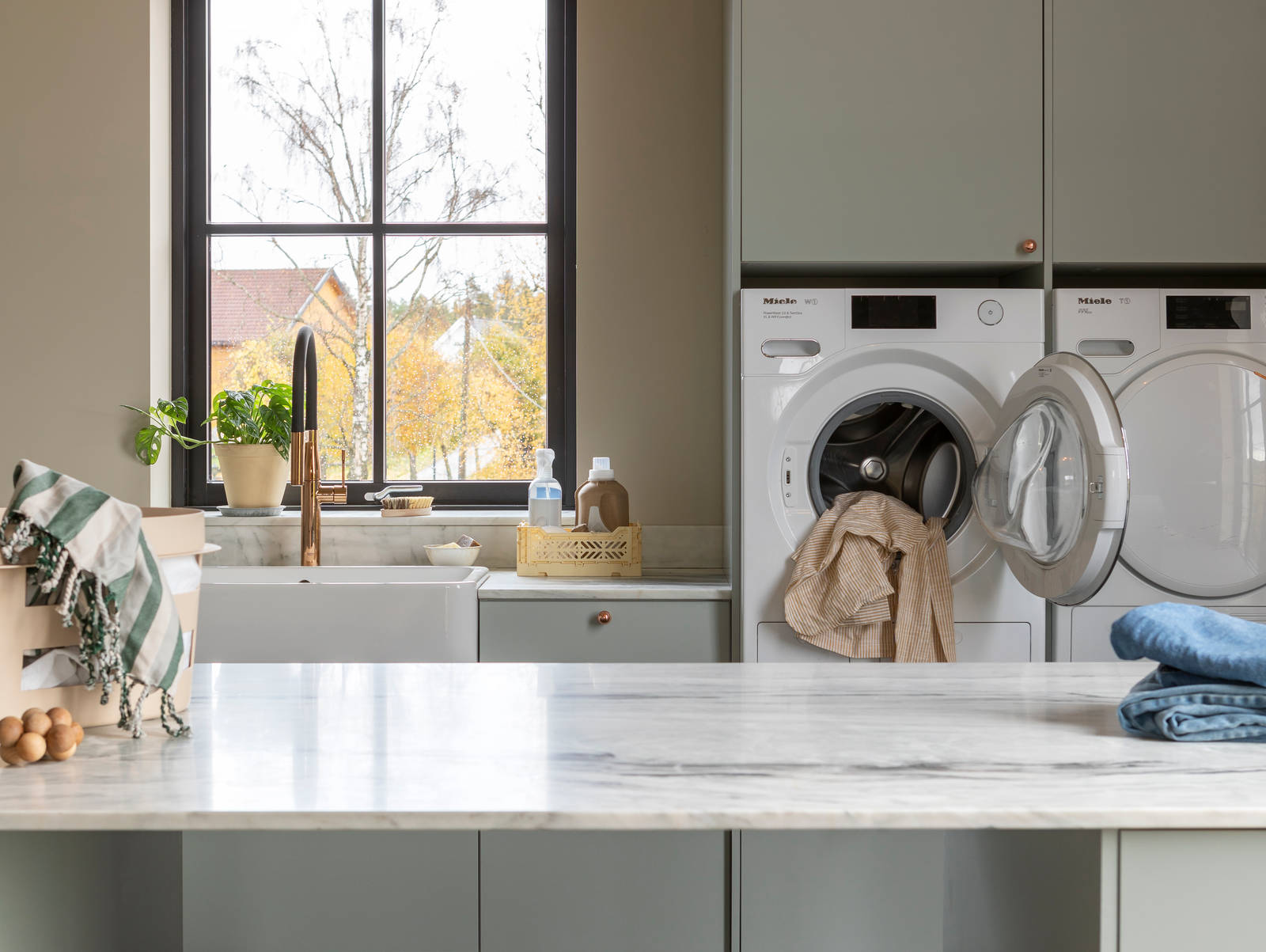 På 38 kvm har Kristin og Borgar Lindhjem laget et vaskerom utenom det vanlige med marmor og spreke fargevalg.