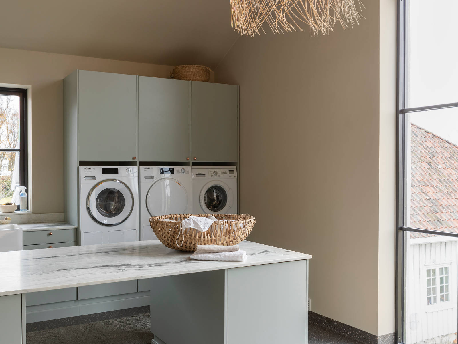 På 38 kvm har Kristin og Borgar Lindhjem laget et vaskerom utenom det vanlige med marmor og spreke fargevalg.