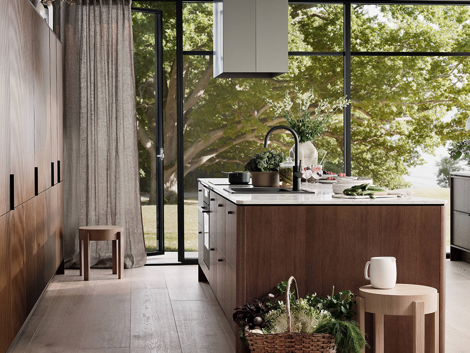 Køkken Forever Oak fra INVITA, mørk eg køkkenskabe med massiv tre mørk eg håndtag, komposit bordplade, sort armatur og højskabe mørk rifled eg