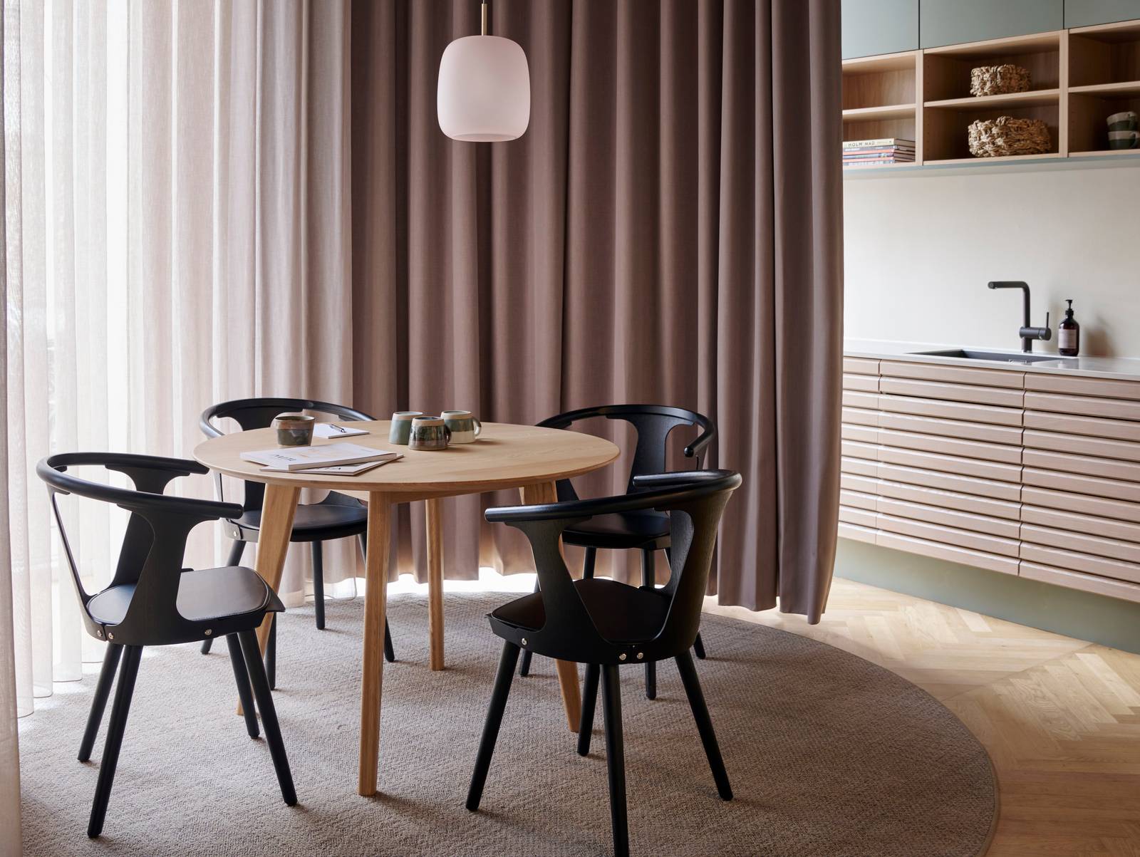 Træ spisebord og stole, massiv mat hvid egetræskøkken med smukke lameller Ikon fra INVITA med grønne overskabe