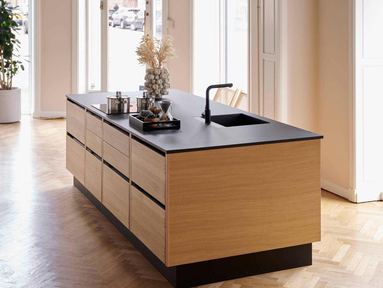 Køkkenøya Glød fra INVITA , skuffer i massivt egetræ med fingertappede samlinger og sort granit bordplade