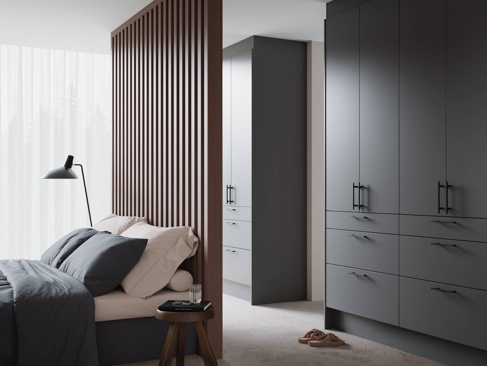 Mørk grå garderobeskap med slette fronter og sort håndtak, kombinert med innredning i tre.