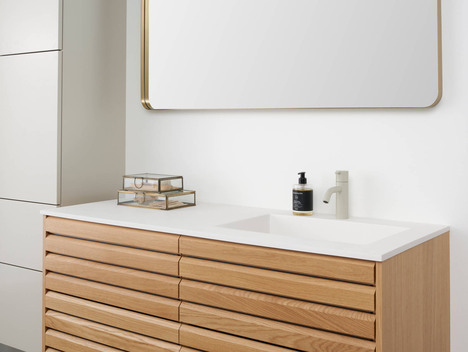 Snedkerbadeværelse Ikon Finér eg natur fra INVITA med håndplukkede, massive egetræslameller med hvid vask og lys grå armatur