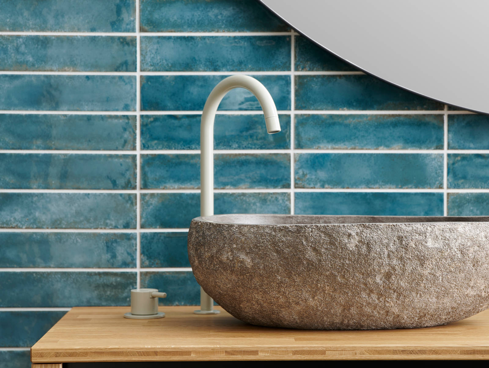 Nærbillede av armatur og vask i Massiv egetræ badeværelsesmøbel GLØD fra INVITA med fingertappede samlinger og grebsløse skuffer