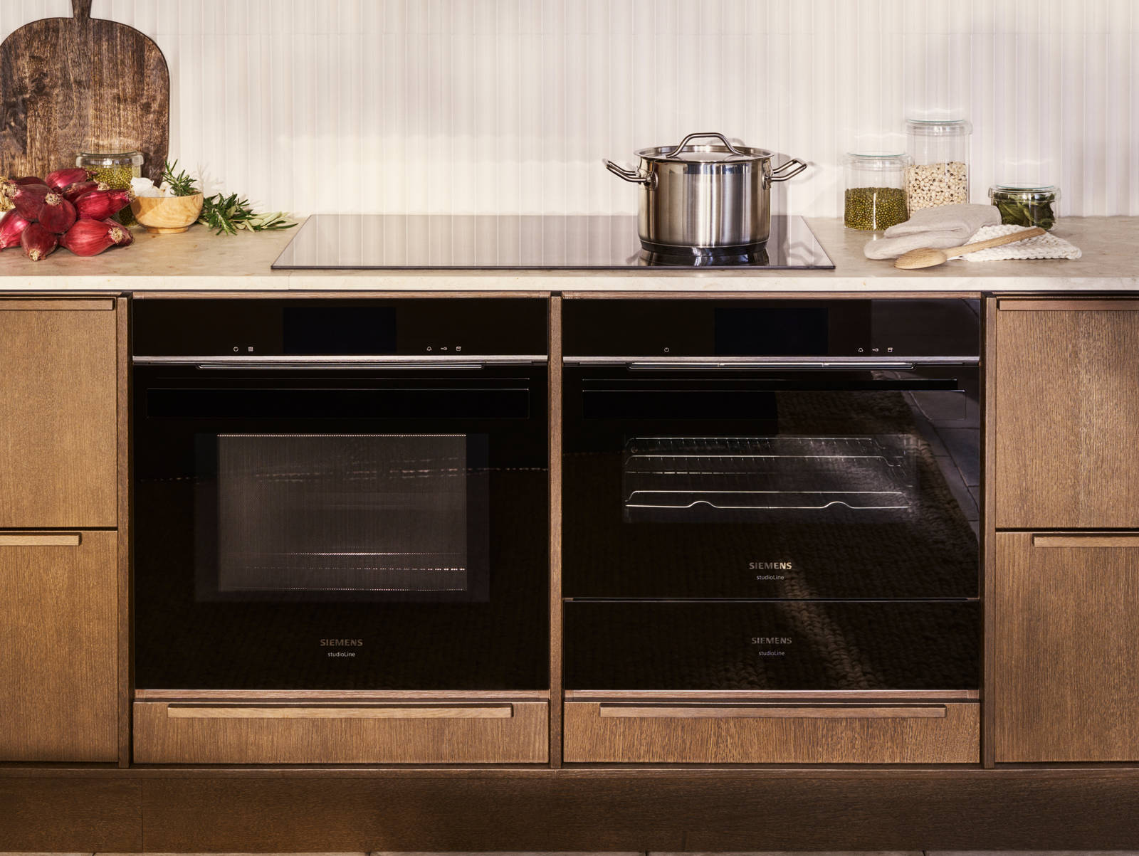 Ved å kombinere kjøkkenmodellen Line i fargen Korn og Signatur Nøtt har vi fått frem et lekent og inspirerende kjøkken med rom for ro og sosiale samvær.