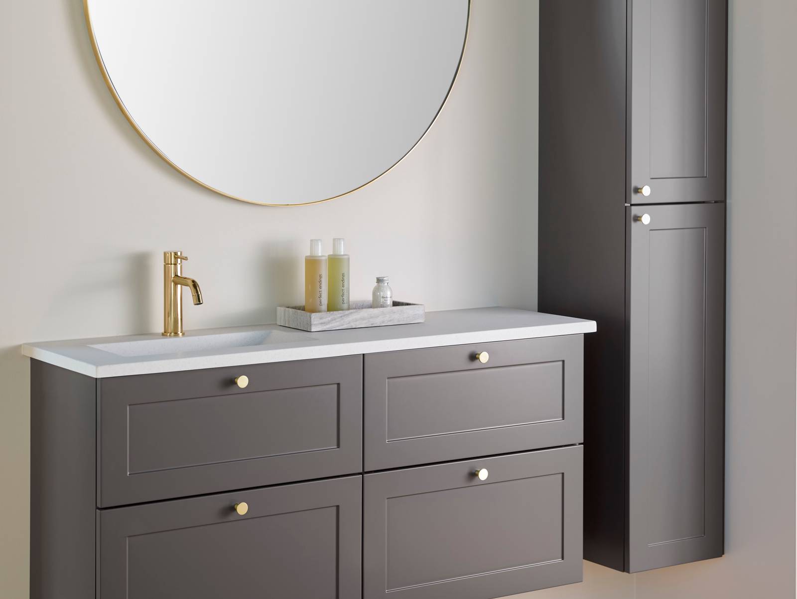 Retrobad Square i farve Søsten fra INVITA med messing greb og armatur