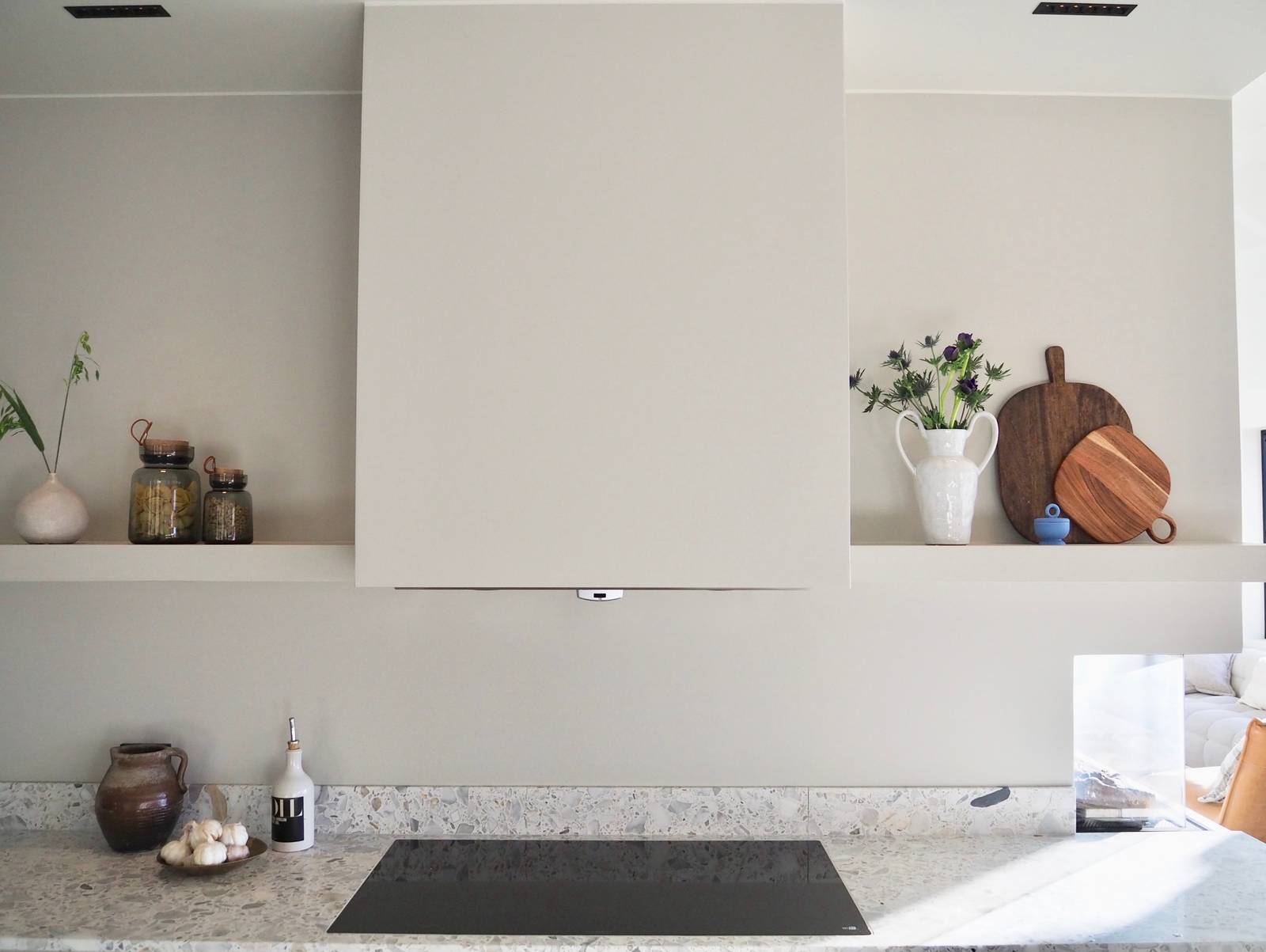 Et moderne Line Inframe kjøkken hos kunde malt i en behagelig greige farge. Veggfarge Sheer Grey 12077 fra Jotun Lady.