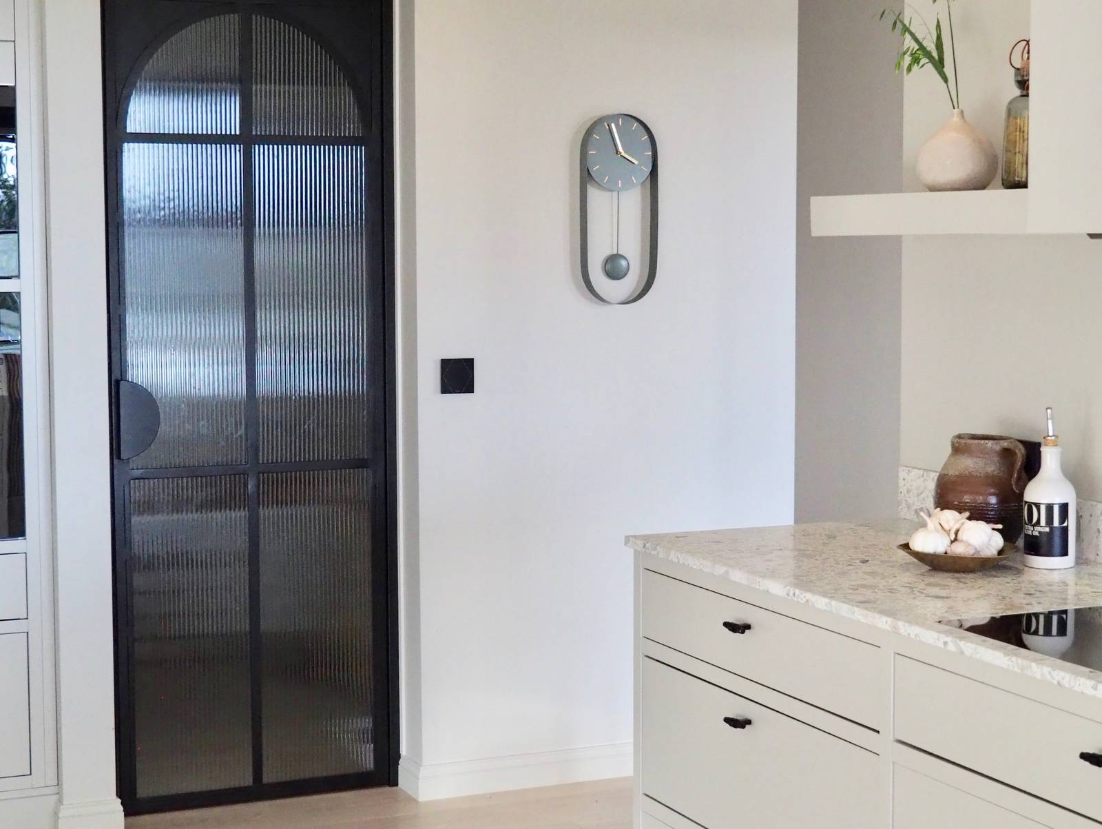 Et moderne Line Inframe kjøkken hos kunde malt i en behagelig greige farge. Veggfarge Sheer Grey 12077 fra Jotun Lady.