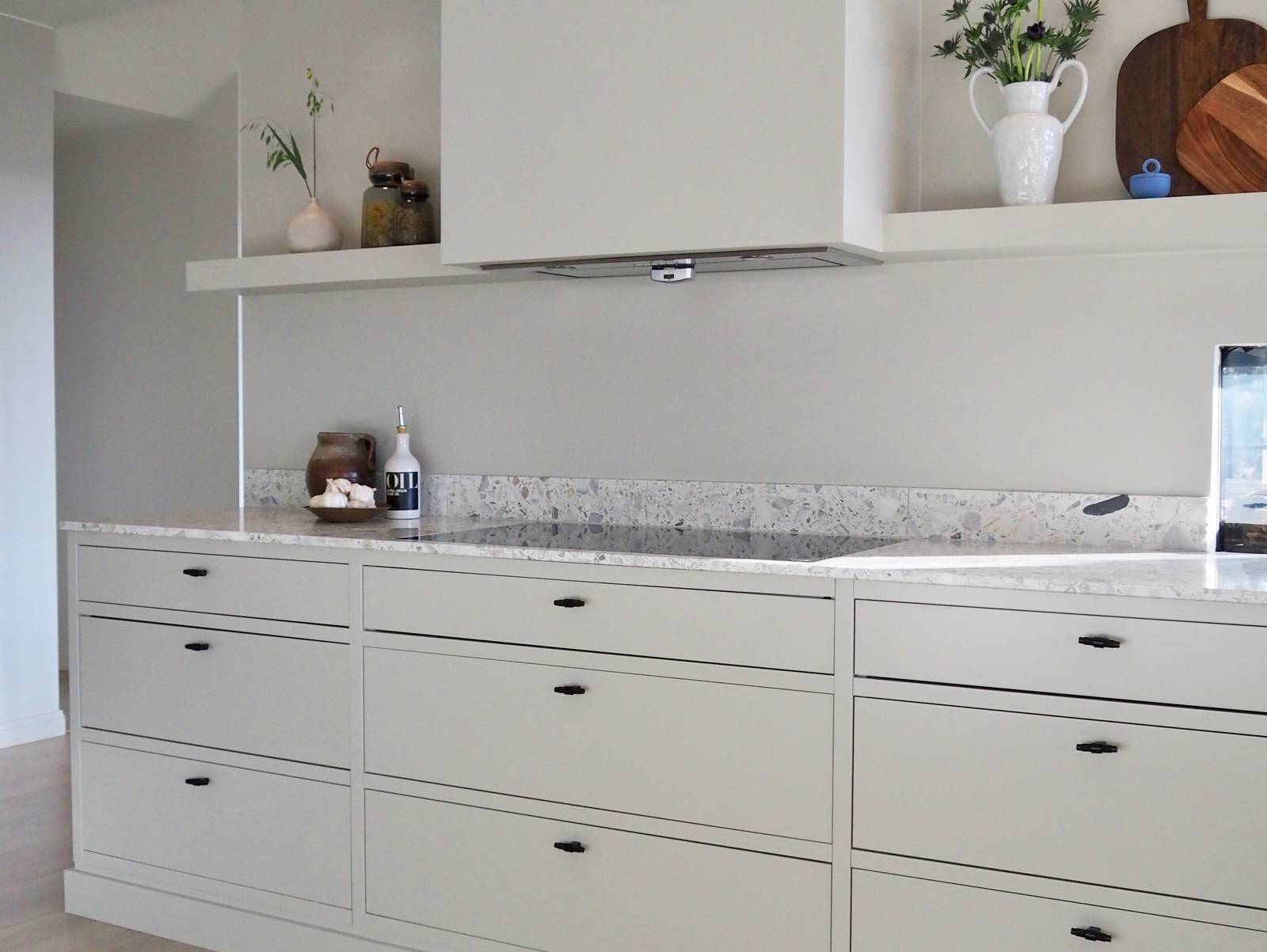 Et moderne Line Inframe kjøkken hos kunde malt i en behagelig greige farge. Veggfarge Sheer Grey 12077 fra Jotun Lady.