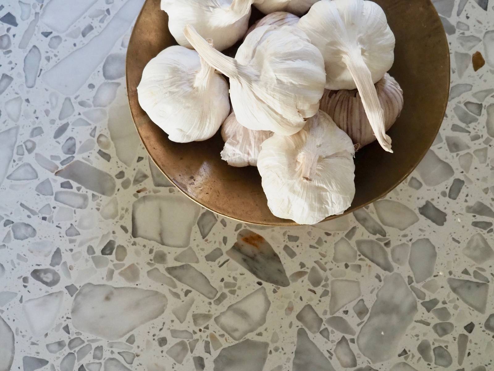 Et moderne Line Inframe kjøkken hos kunde malt i en behagelig greige farge. Veggfarge Sheer Grey 12077 fra Jotun Lady.