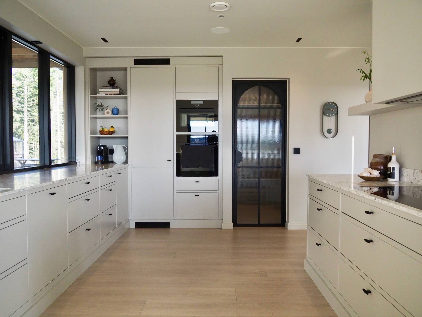 Et moderne Line Inframe kjøkken hos kunde malt i en behagelig greige farge. Veggfarge Sheer Grey 12077 fra Jotun Lady.