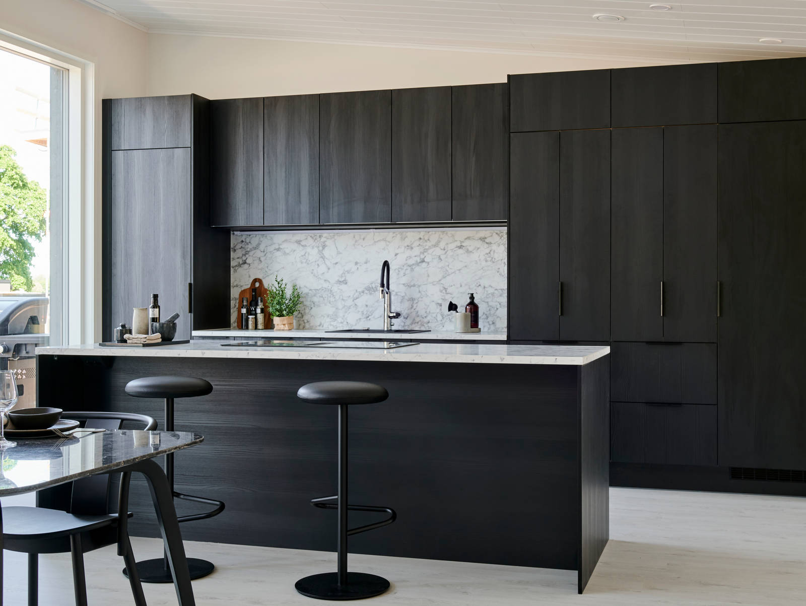 Ovimalli: melamiinia, sävy 149 hiiltynyt puu
Aamiaiskaapin tausta: melamiinia, sävy vaalea puu
Vetimet: MU20 musta lippavedin
Laminaattitaso, sävy 619 vaaleanharmaa marmori
Allas: Upotettava kvartsikomposiittiallas Stala CEG51-57B
Hana: Oras Optima 2739F