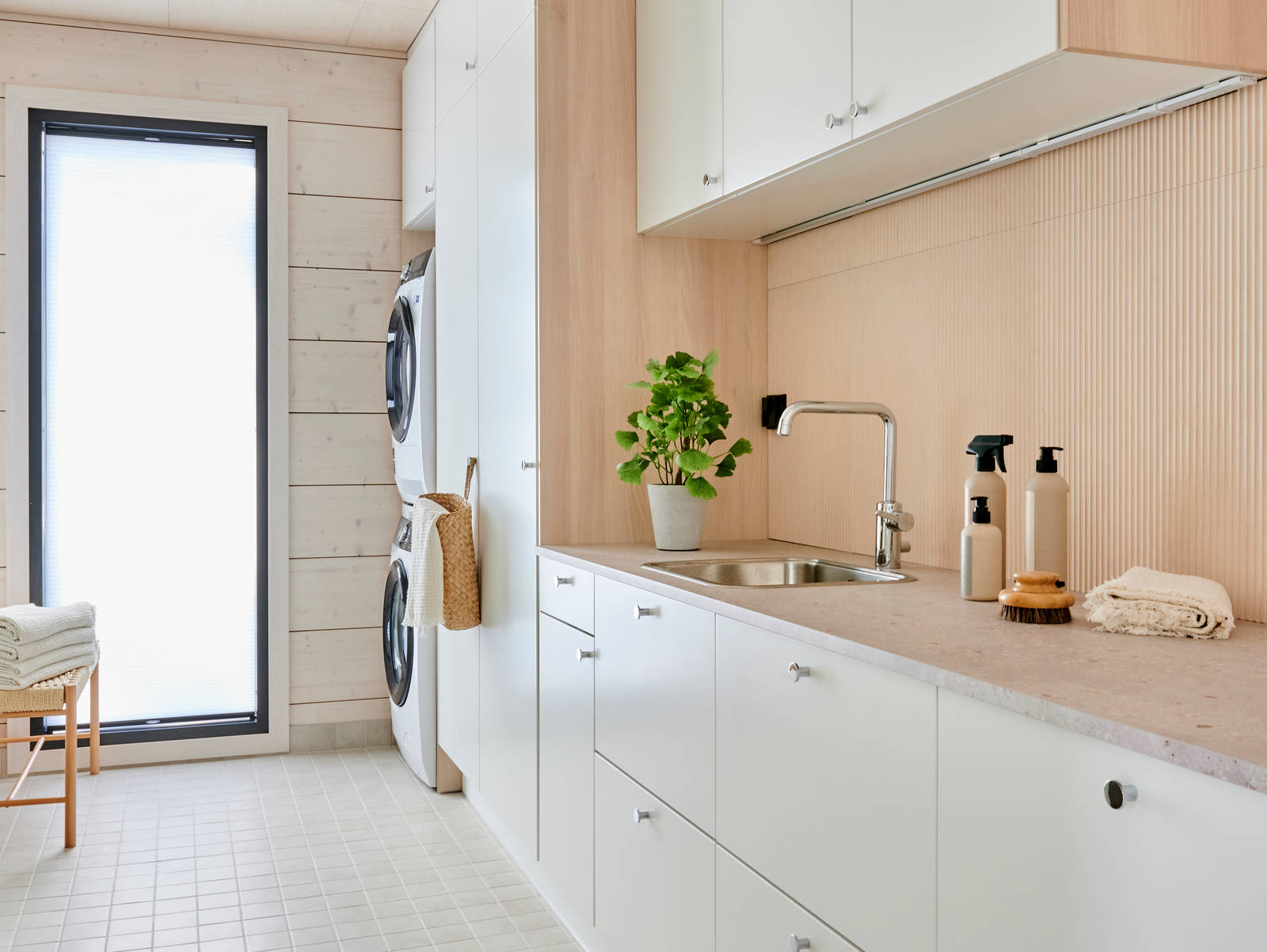 kodinhoitohuoneen kokonaisuus muodostuu skandinaaviseen tyyliin ihastuttavasta valkoisesta sävystä Huurre.