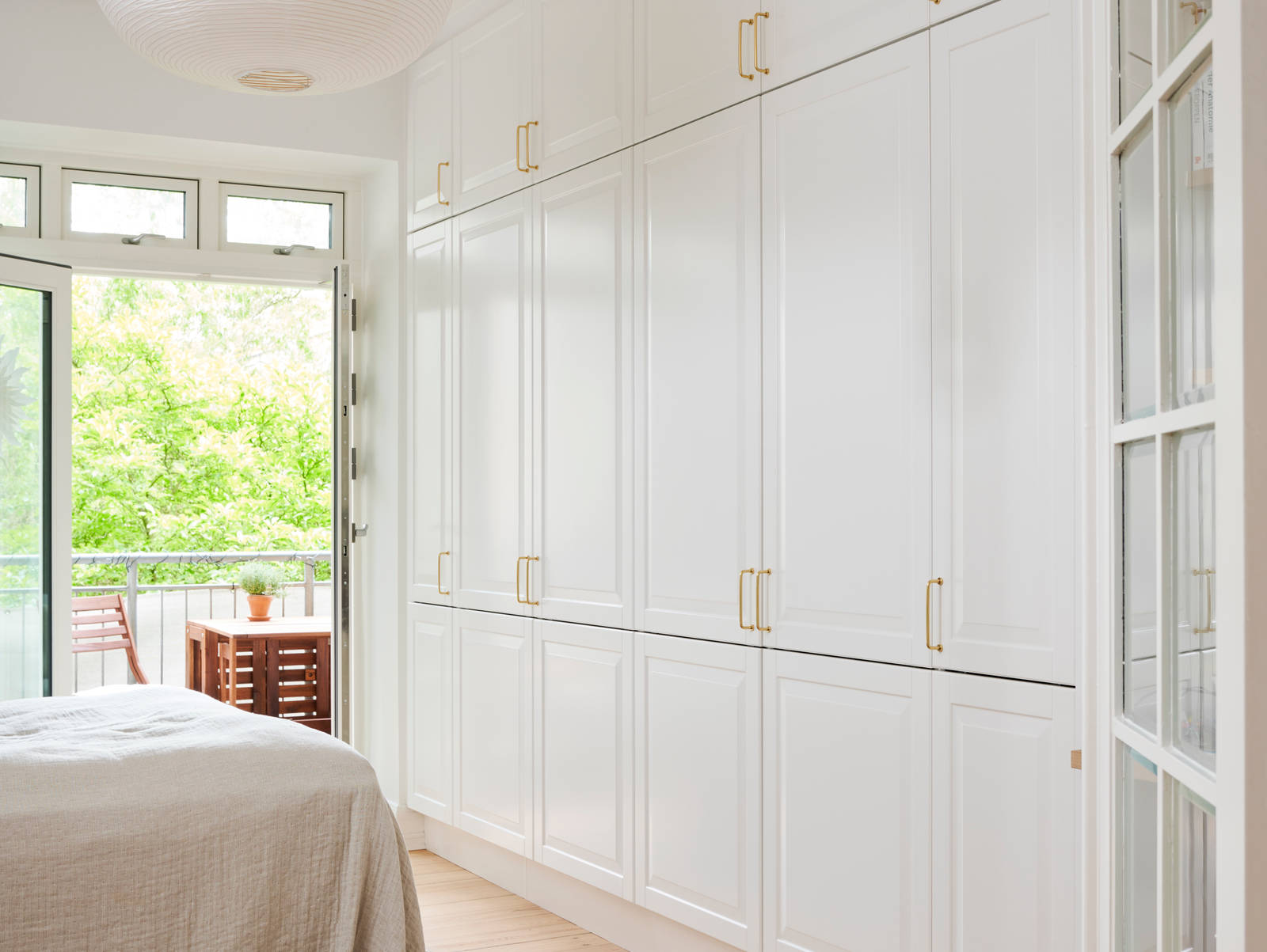 Hvid garderobe Nordic Frost fra INVITA med fyldningslåger og messinggreb