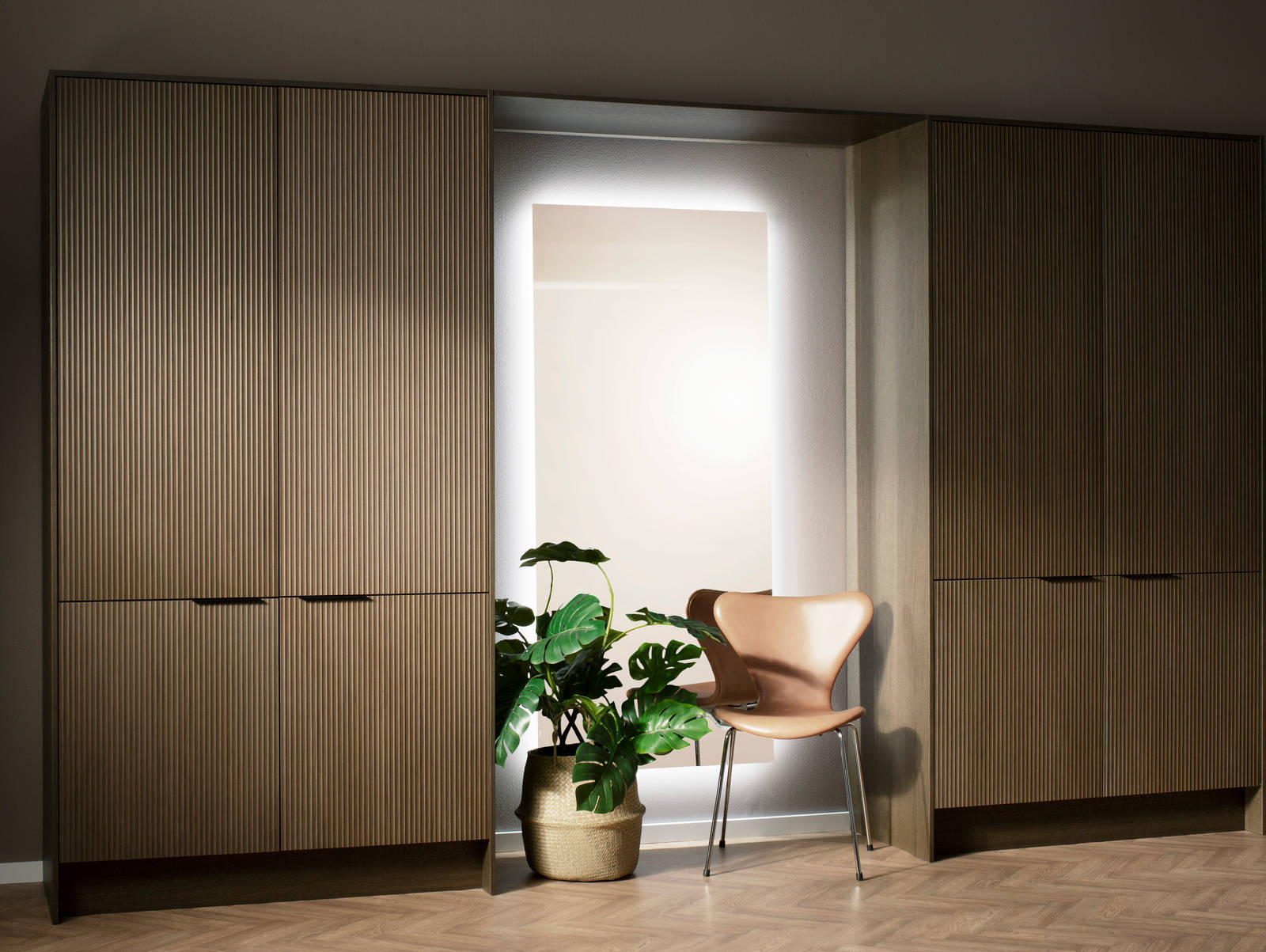 Garderobe Forever Oak fra INVITA med rillet træ og træhåndtag rundt om spejlet i hallen